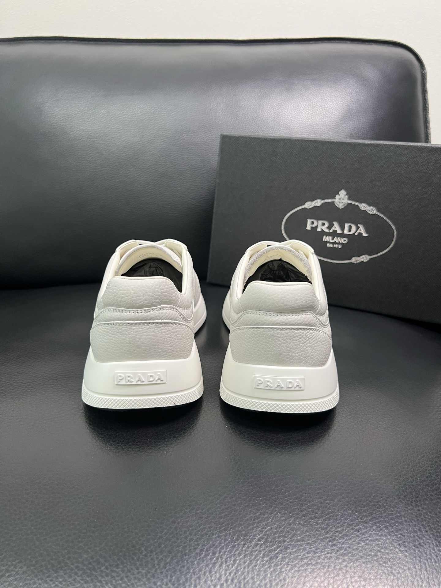 Prada 顶级工艺品，普拉达 专柜同步，原厂配置意大利进口牛皮面料，进口牛皮内里垫，透气舒适，鞋底：原