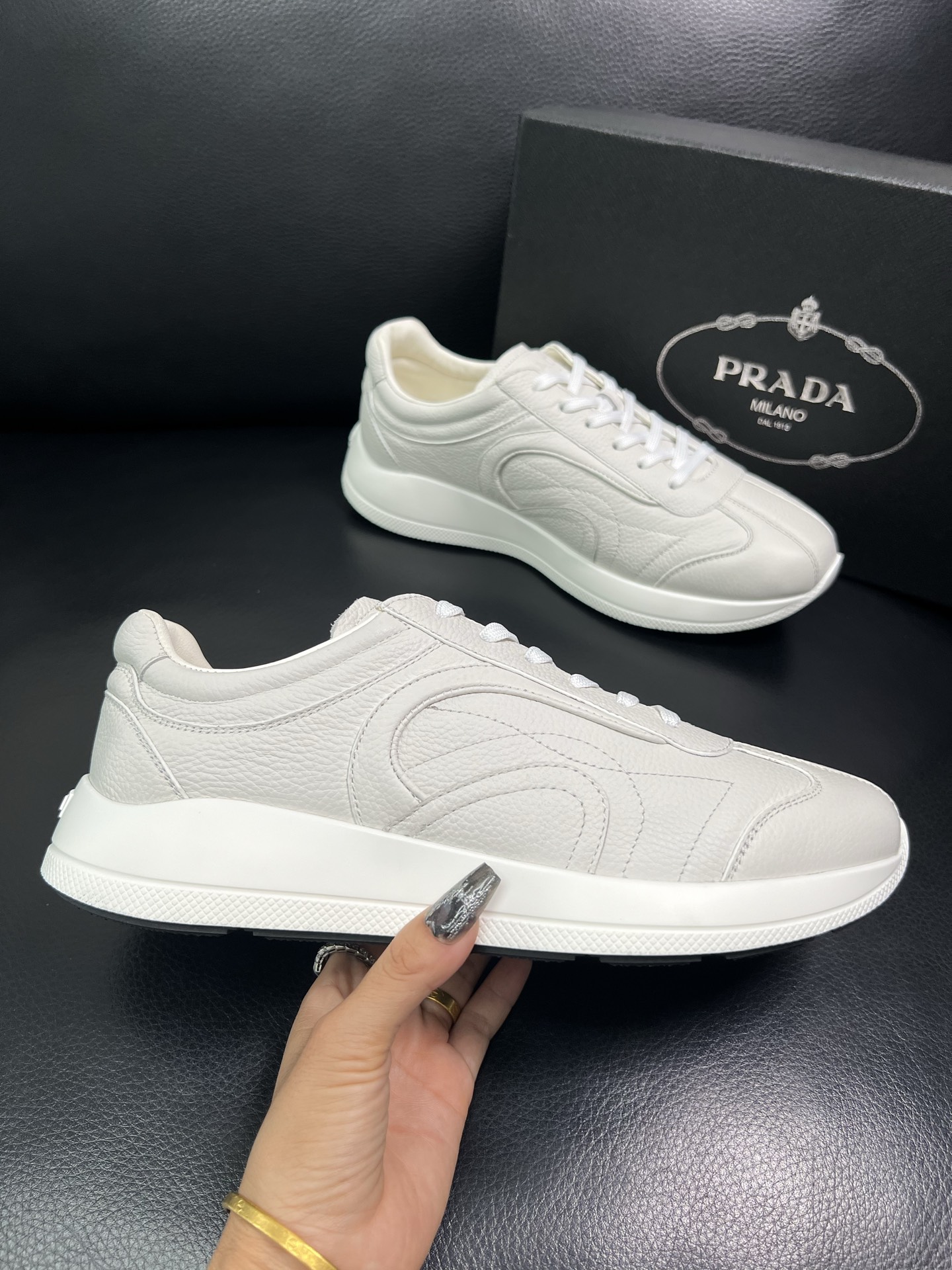 Prada 顶级工艺品，普拉达 专柜同步，原厂配置意大利进口牛皮面料，进口牛皮内里垫，透气舒适，鞋底：原