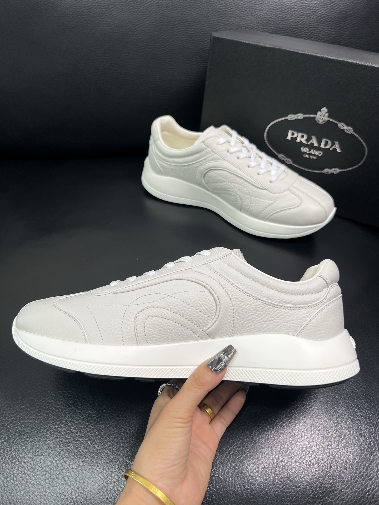 Prada 顶级工艺品，普拉达 专柜同步，原厂配置意大利进口牛皮面料，进口牛皮内里垫，透气舒适，鞋底：原