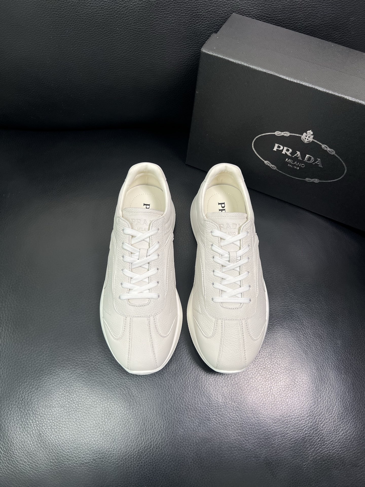 Prada 顶级工艺品，普拉达 专柜同步，原厂配置意大利进口牛皮面料，进口牛皮内里垫，透气舒适，鞋底：原