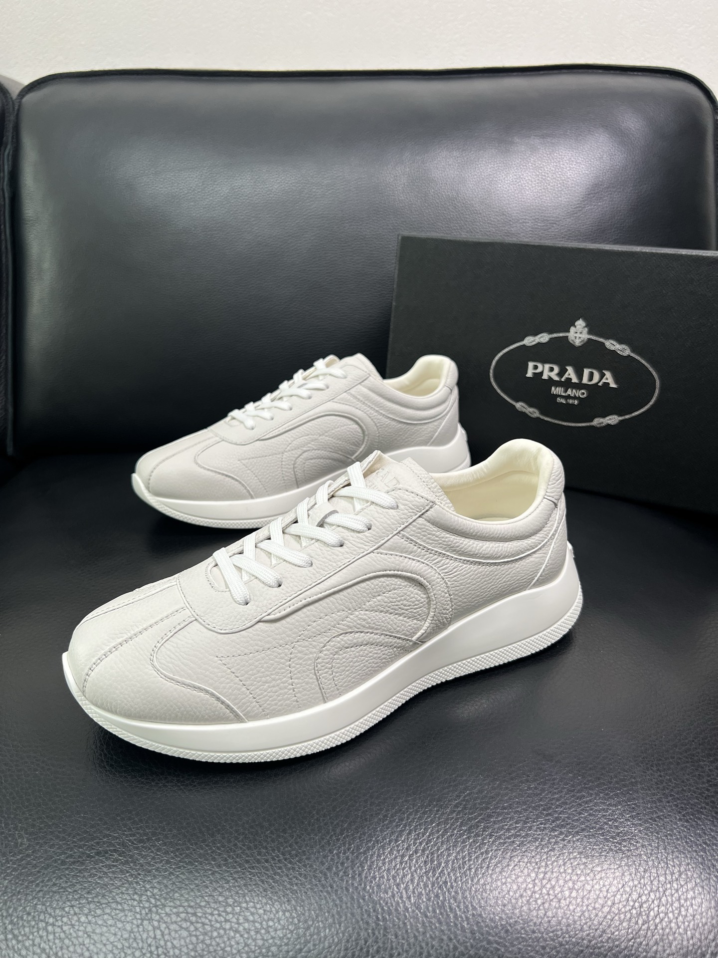 Prada 顶级工艺品，普拉达 专柜同步，原厂配置意大利进口牛皮面料，进口牛皮内里垫，透气舒适，鞋底：原