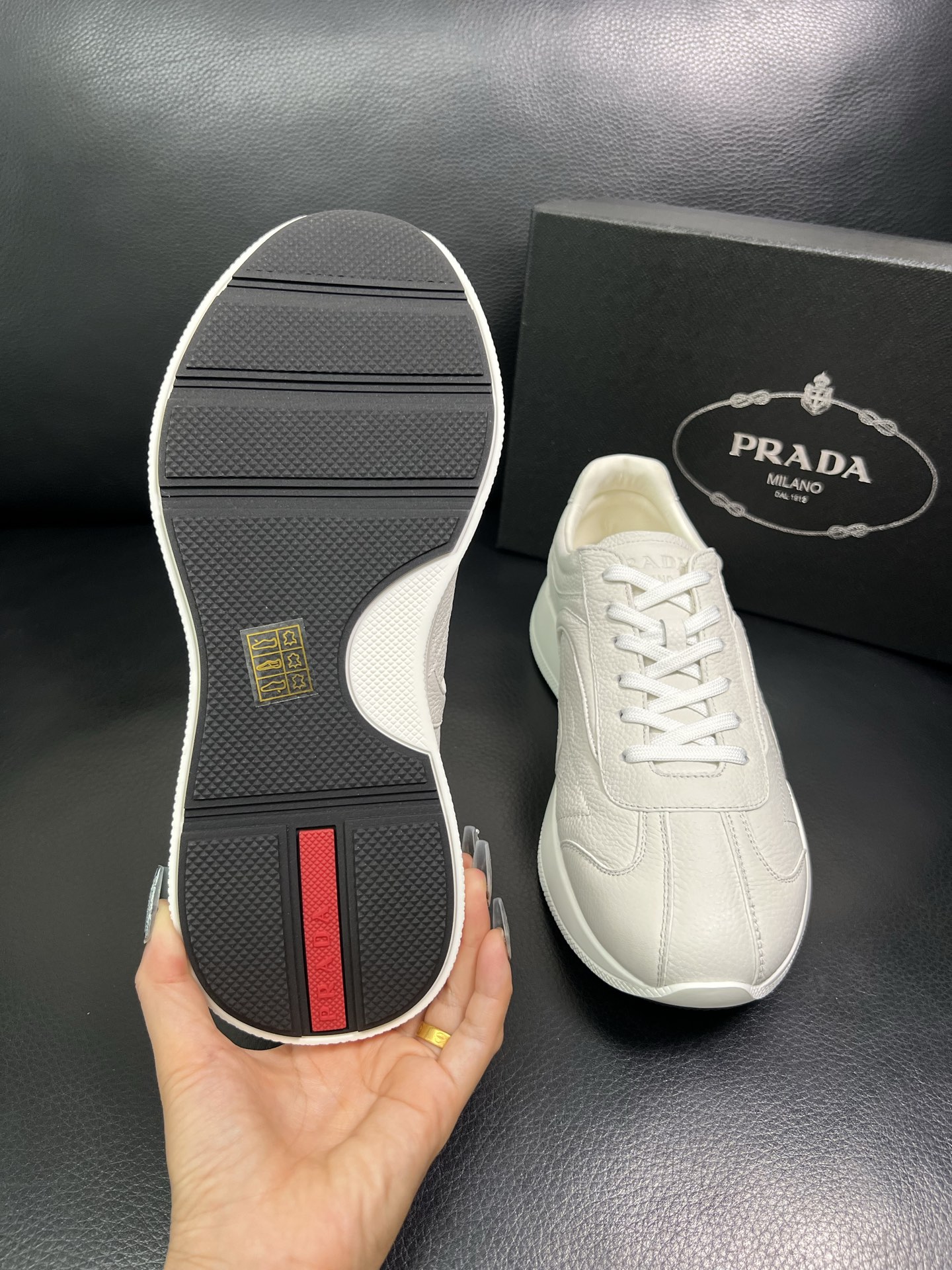 Prada 顶级工艺品，普拉达 专柜同步，原厂配置意大利进口牛皮面料，进口牛皮内里垫，透气舒适，鞋底：原