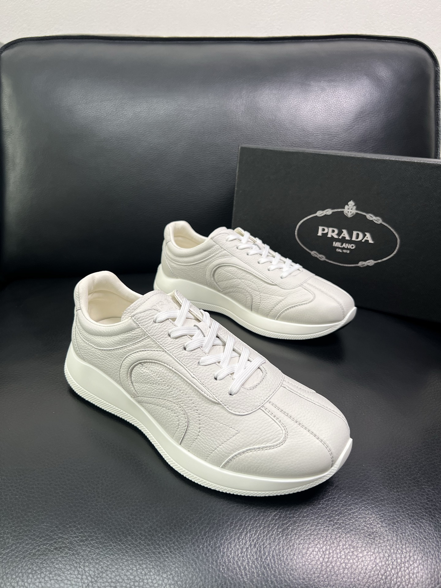 Prada 顶级工艺品，普拉达 专柜同步，原厂配置意大利进口牛皮面料，进口牛皮内里垫，透气舒适，鞋底：原
