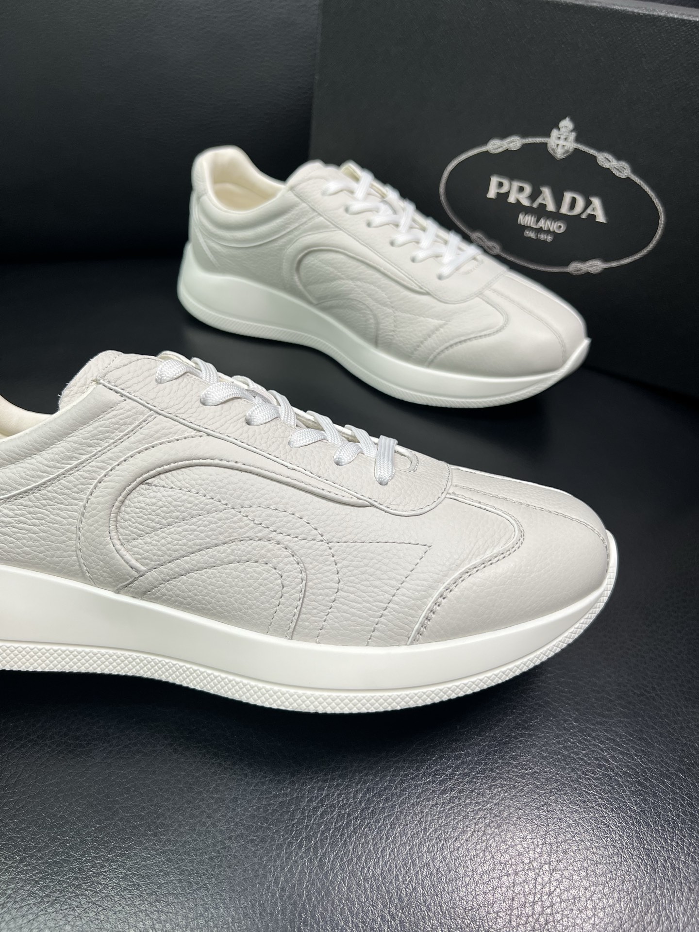Prada 顶级工艺品，普拉达 专柜同步，原厂配置意大利进口牛皮面料，进口牛皮内里垫，透气舒适，鞋底：原