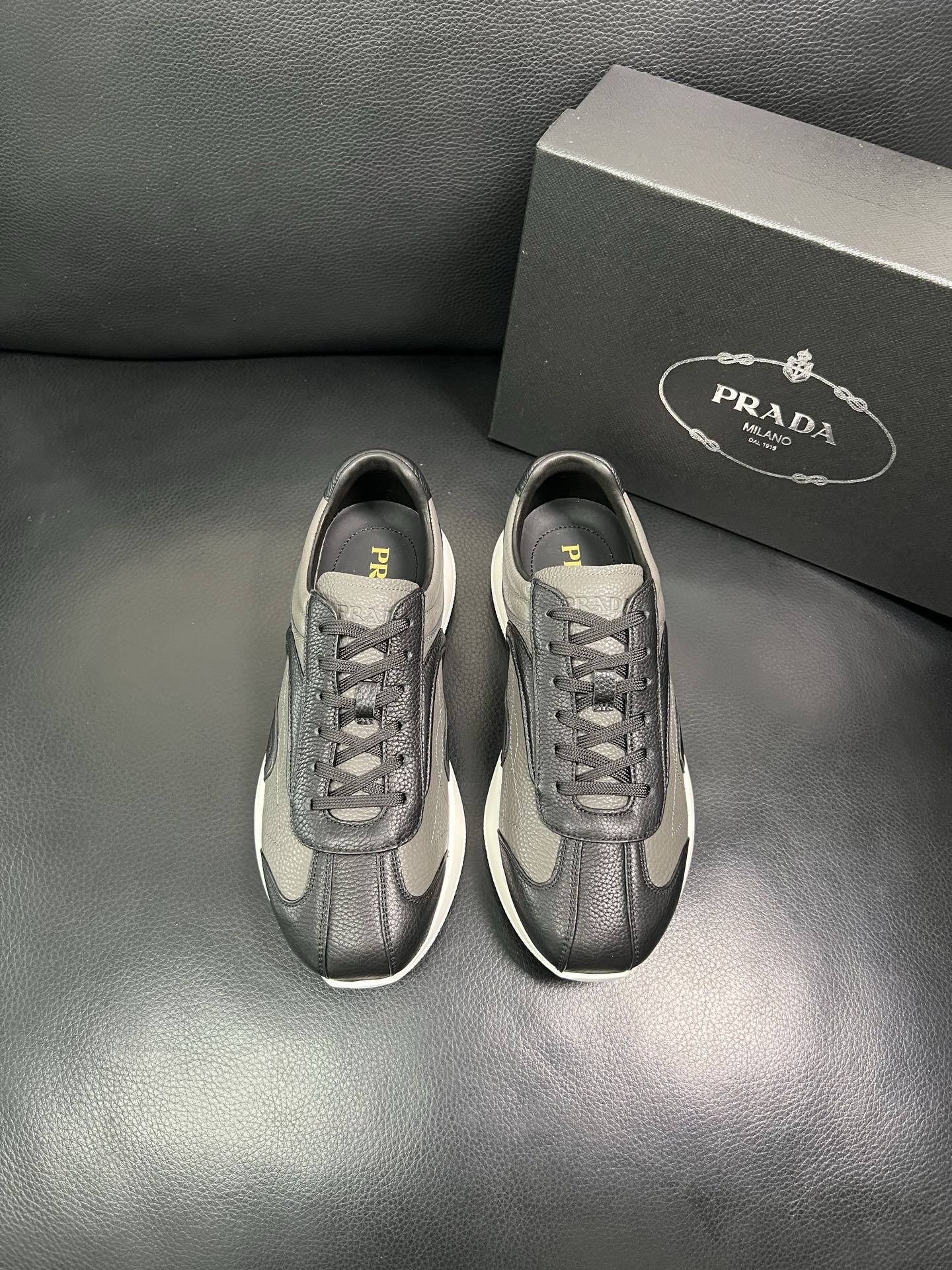 Prada 顶级工艺品，普拉达 专柜同步，原厂配置意大利进口牛皮面料，进口牛皮内里垫，透气舒适，鞋底：原