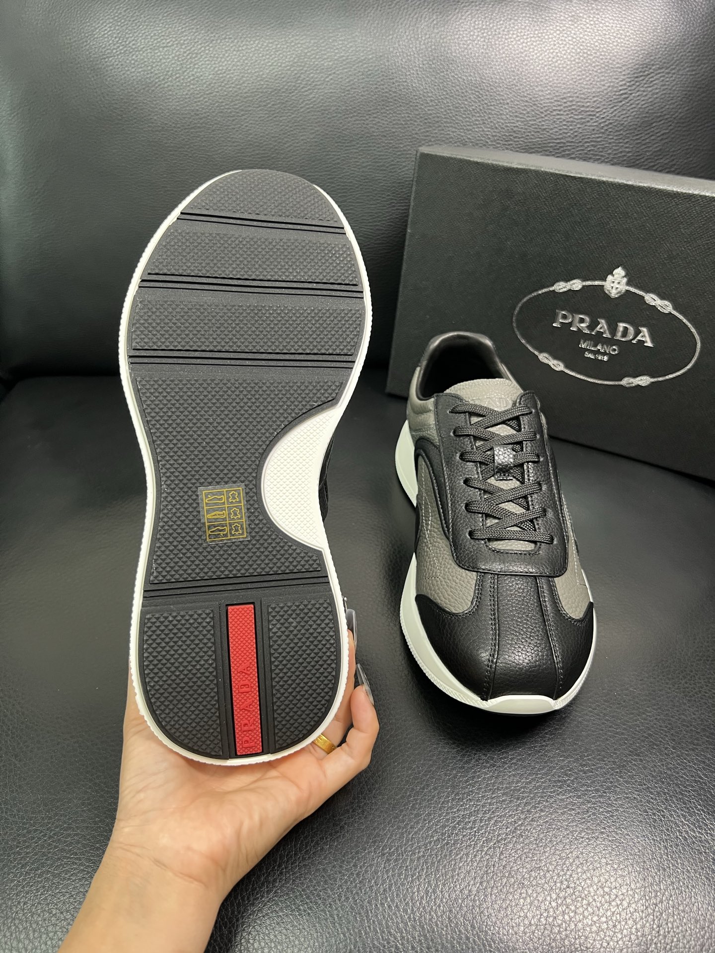 Prada 顶级工艺品，普拉达 专柜同步，原厂配置意大利进口牛皮面料，进口牛皮内里垫，透气舒适，鞋底：原