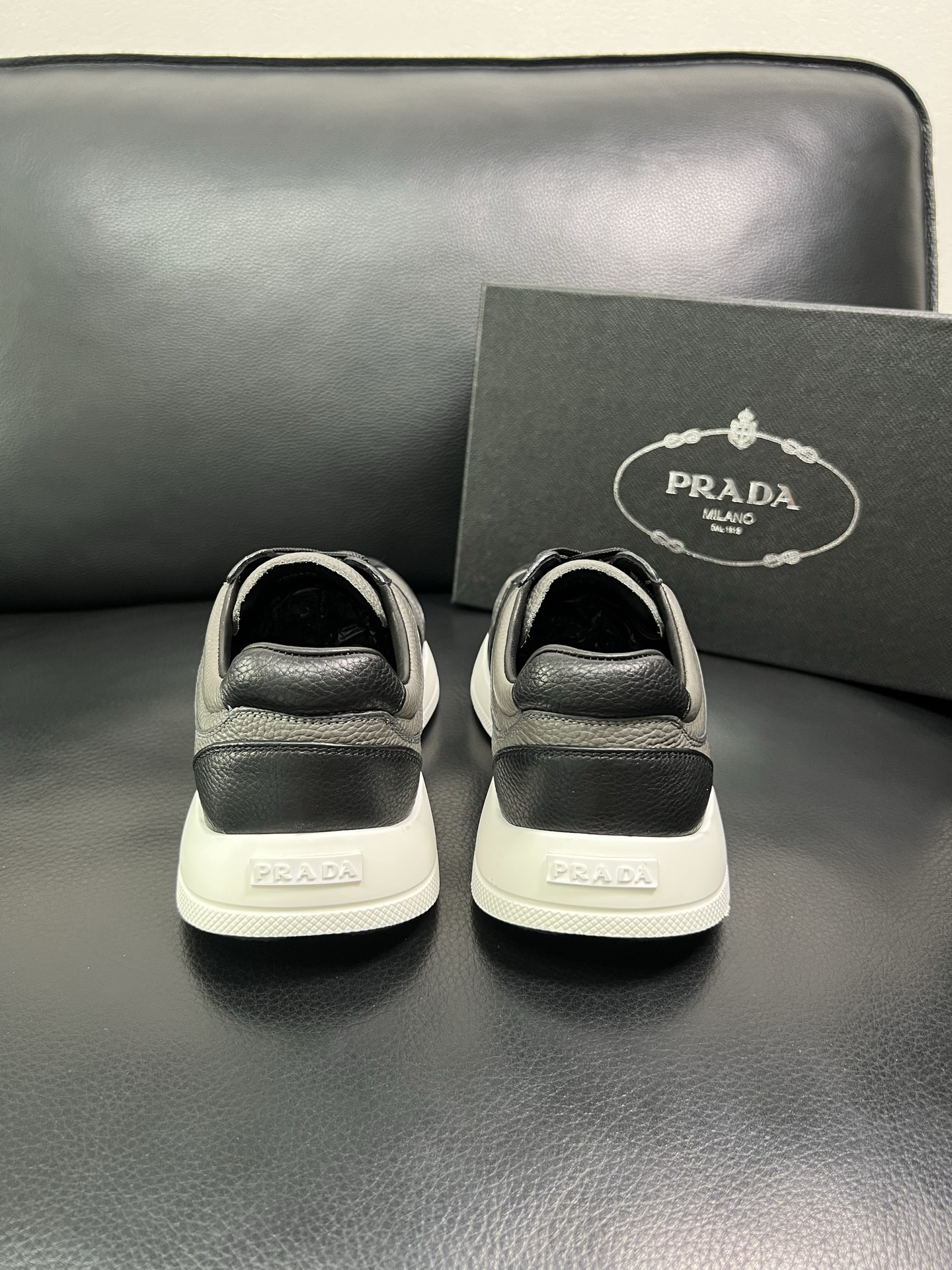 Prada 顶级工艺品，普拉达 专柜同步，原厂配置意大利进口牛皮面料，进口牛皮内里垫，透气舒适，鞋底：原