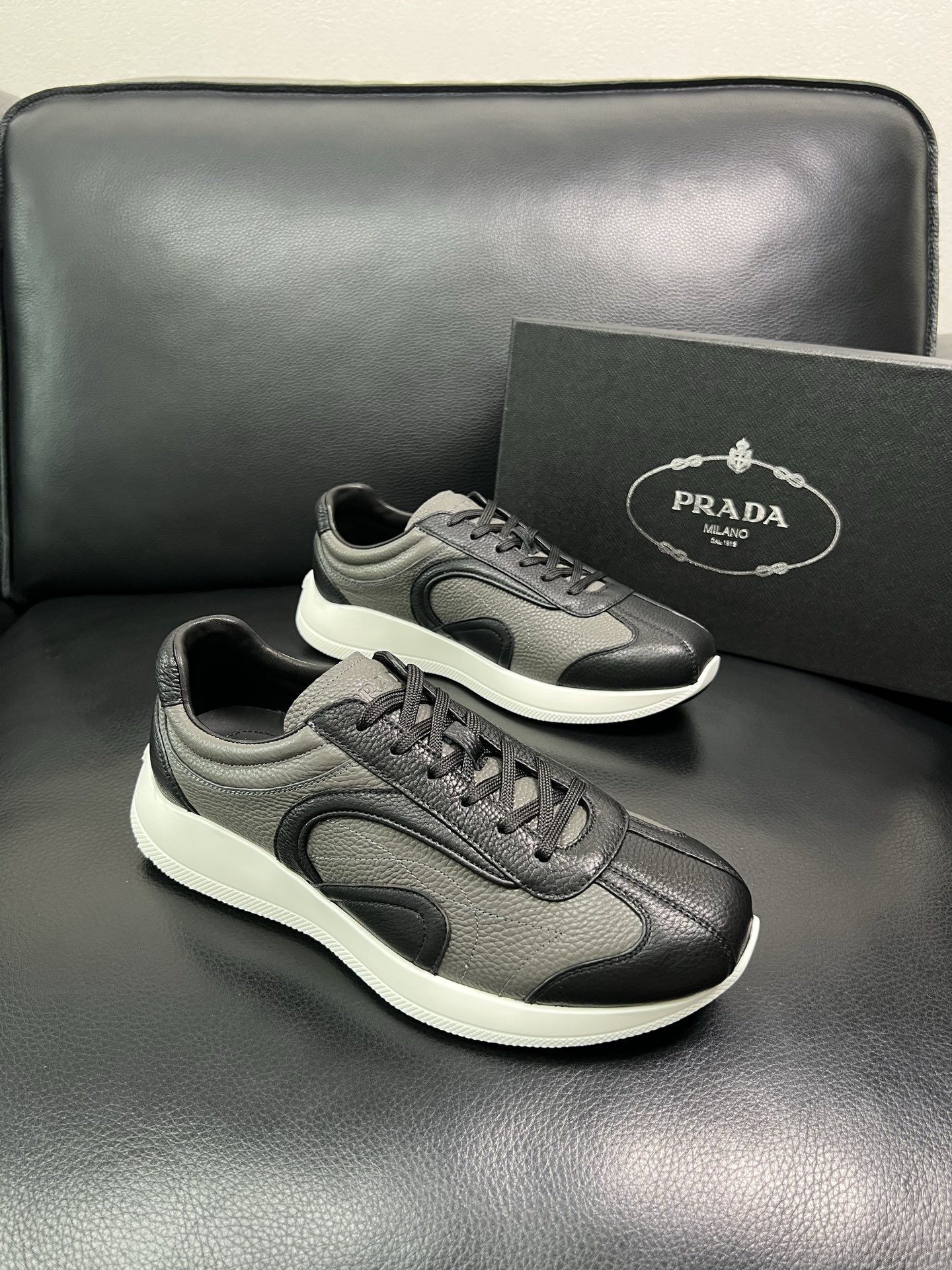 Prada 顶级工艺品，普拉达 专柜同步，原厂配置意大利进口牛皮面料，进口牛皮内里垫，透气舒适，鞋底：原