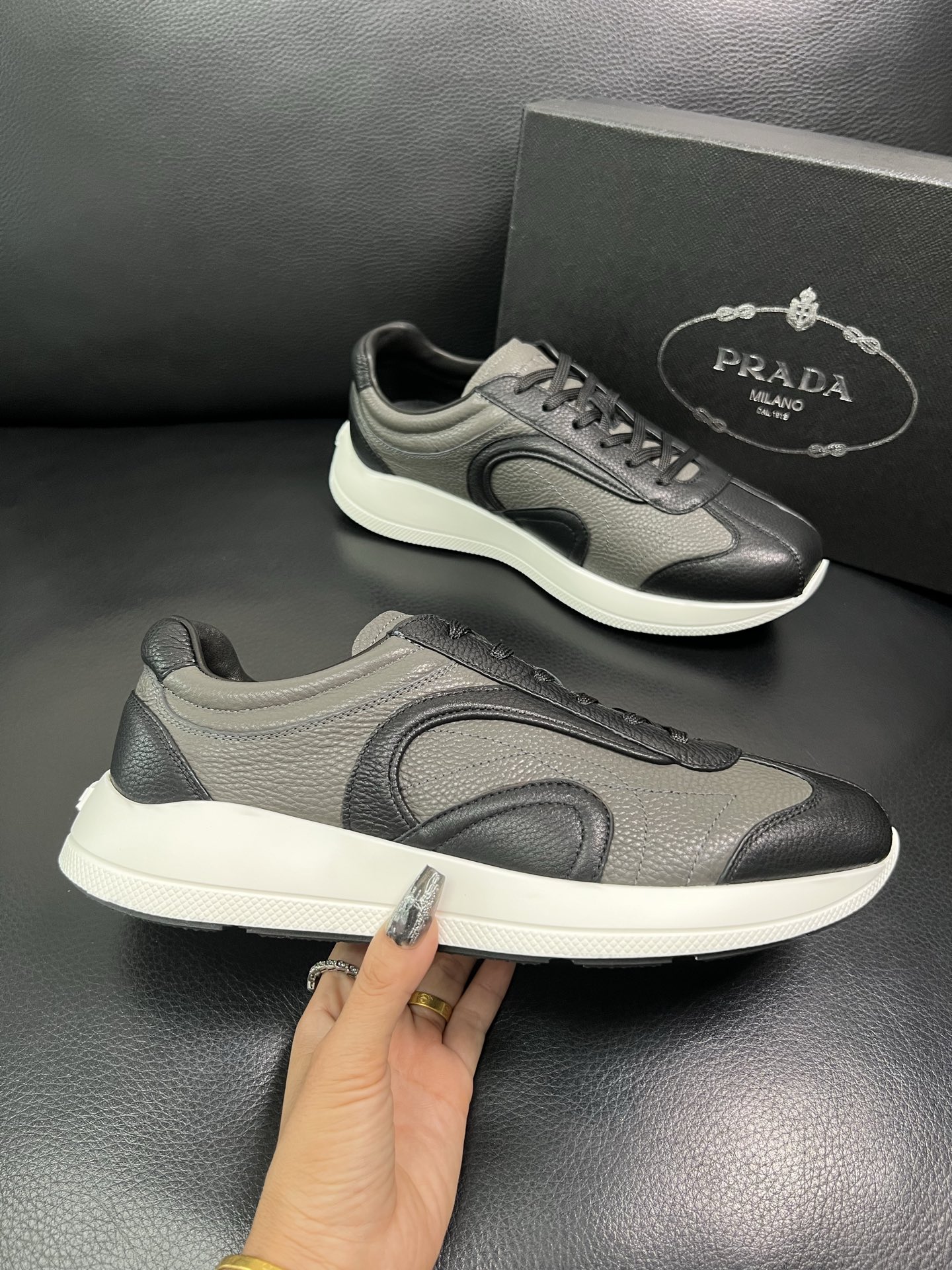 Prada 顶级工艺品，普拉达 专柜同步，原厂配置意大利进口牛皮面料，进口牛皮内里垫，透气舒适，鞋底：原