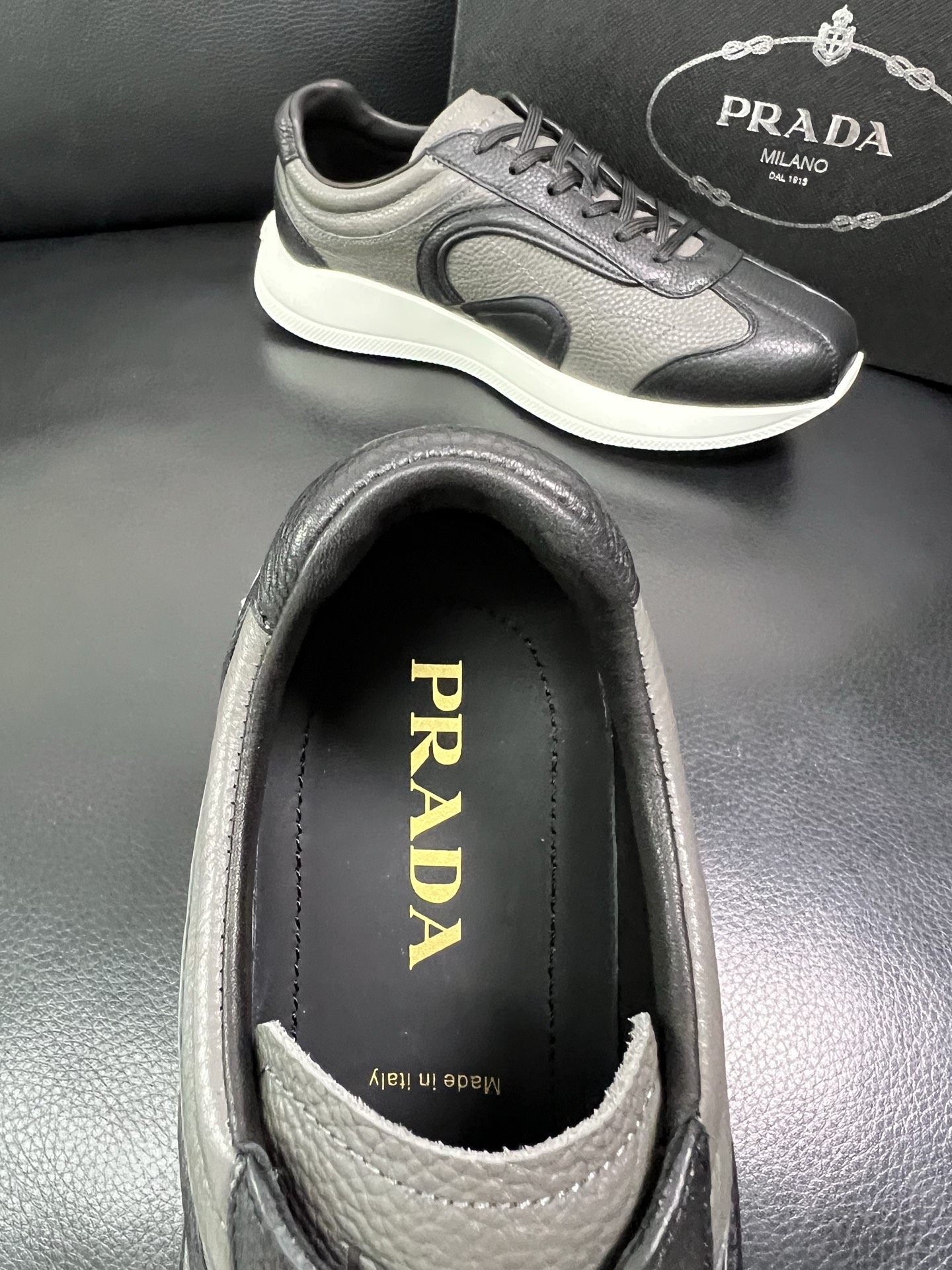 Prada 顶级工艺品，普拉达 专柜同步，原厂配置意大利进口牛皮面料，进口牛皮内里垫，透气舒适，鞋底：原