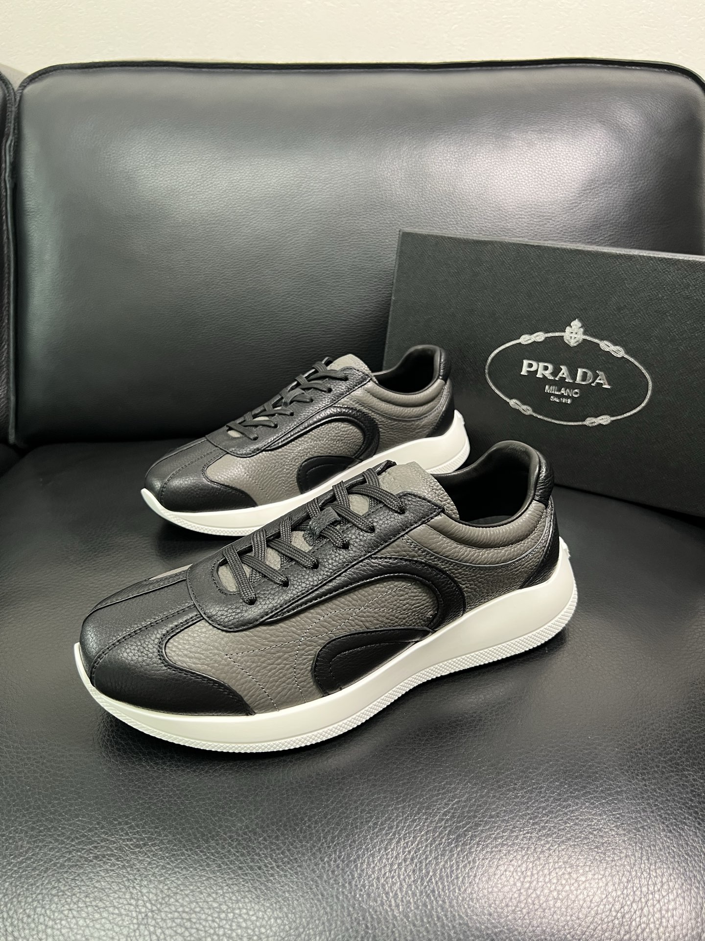 Prada 顶级工艺品，普拉达 专柜同步，原厂配置意大利进口牛皮面料，进口牛皮内里垫，透气舒适，鞋底：原