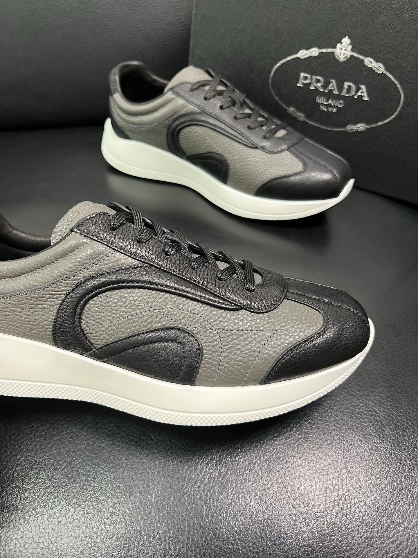 Prada 顶级工艺品，普拉达 专柜同步，原厂配置意大利进口牛皮面料，进口牛皮内里垫，透气舒适，鞋底：原