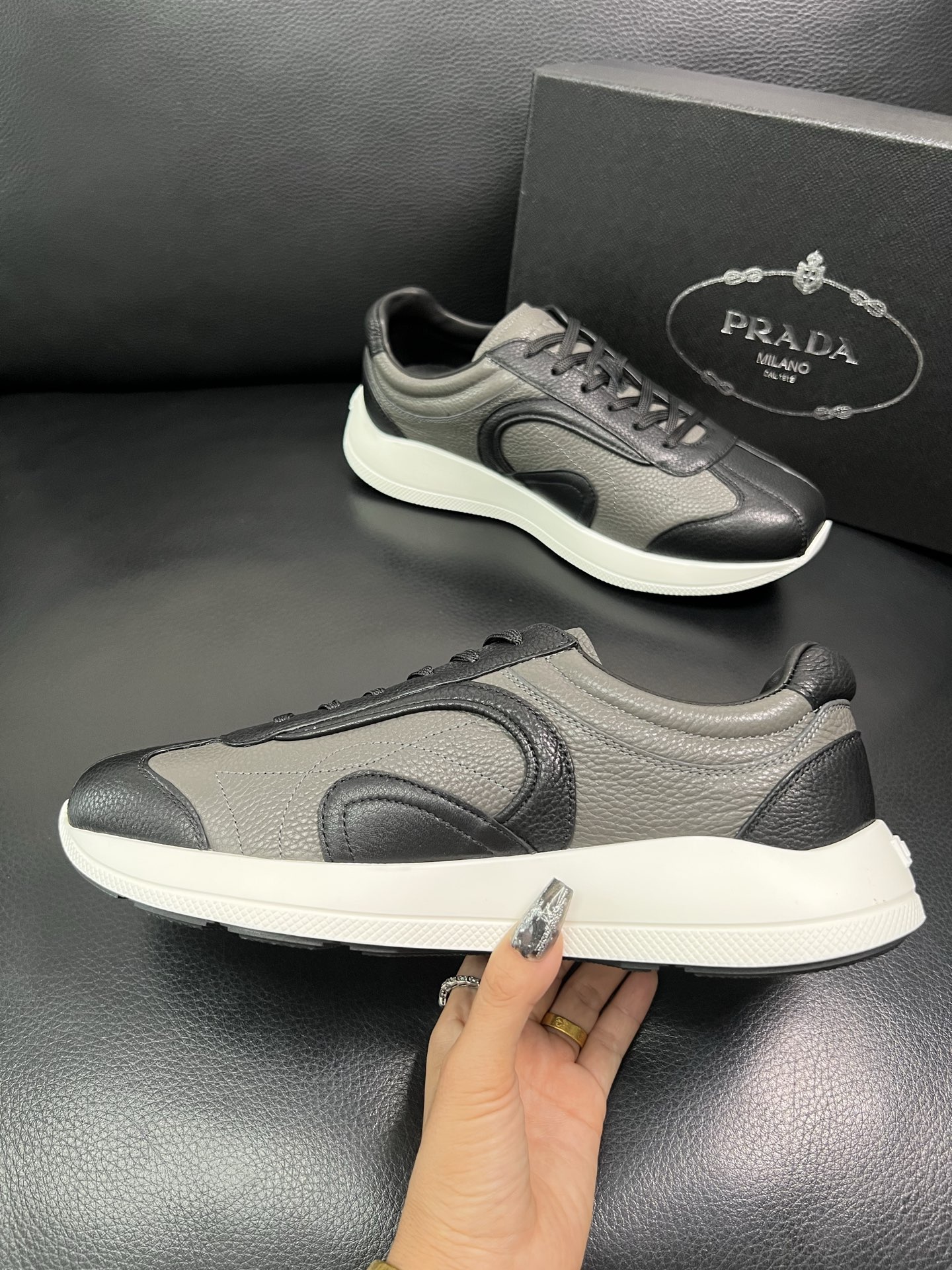Prada 顶级工艺品，普拉达 专柜同步，原厂配置意大利进口牛皮面料，进口牛皮内里垫，透气舒适，鞋底：原