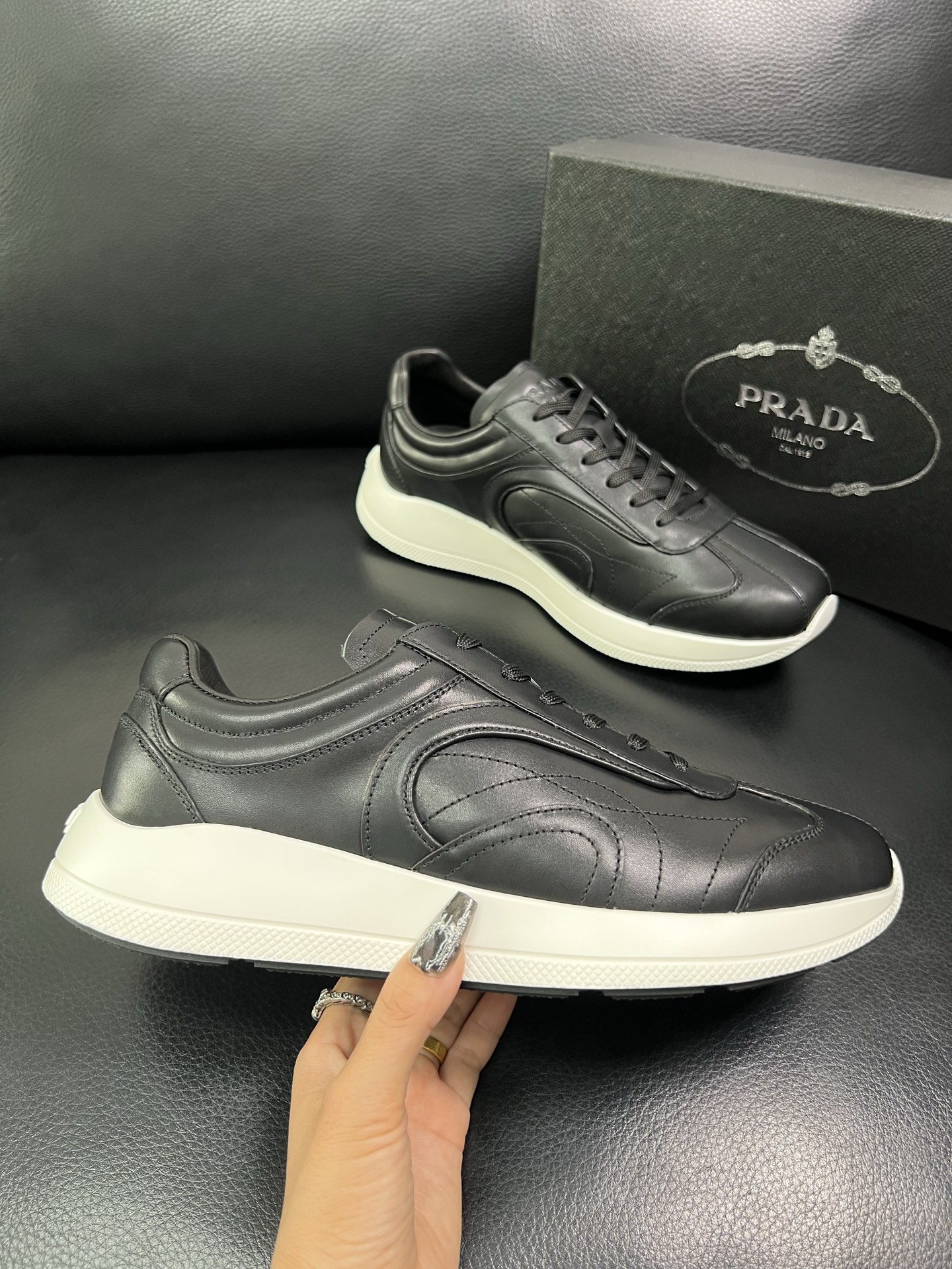 Prada 顶级工艺品，普拉达 专柜同步，原厂配置意大利进口牛皮面料，进口牛皮内里垫，透气舒适，鞋底：原