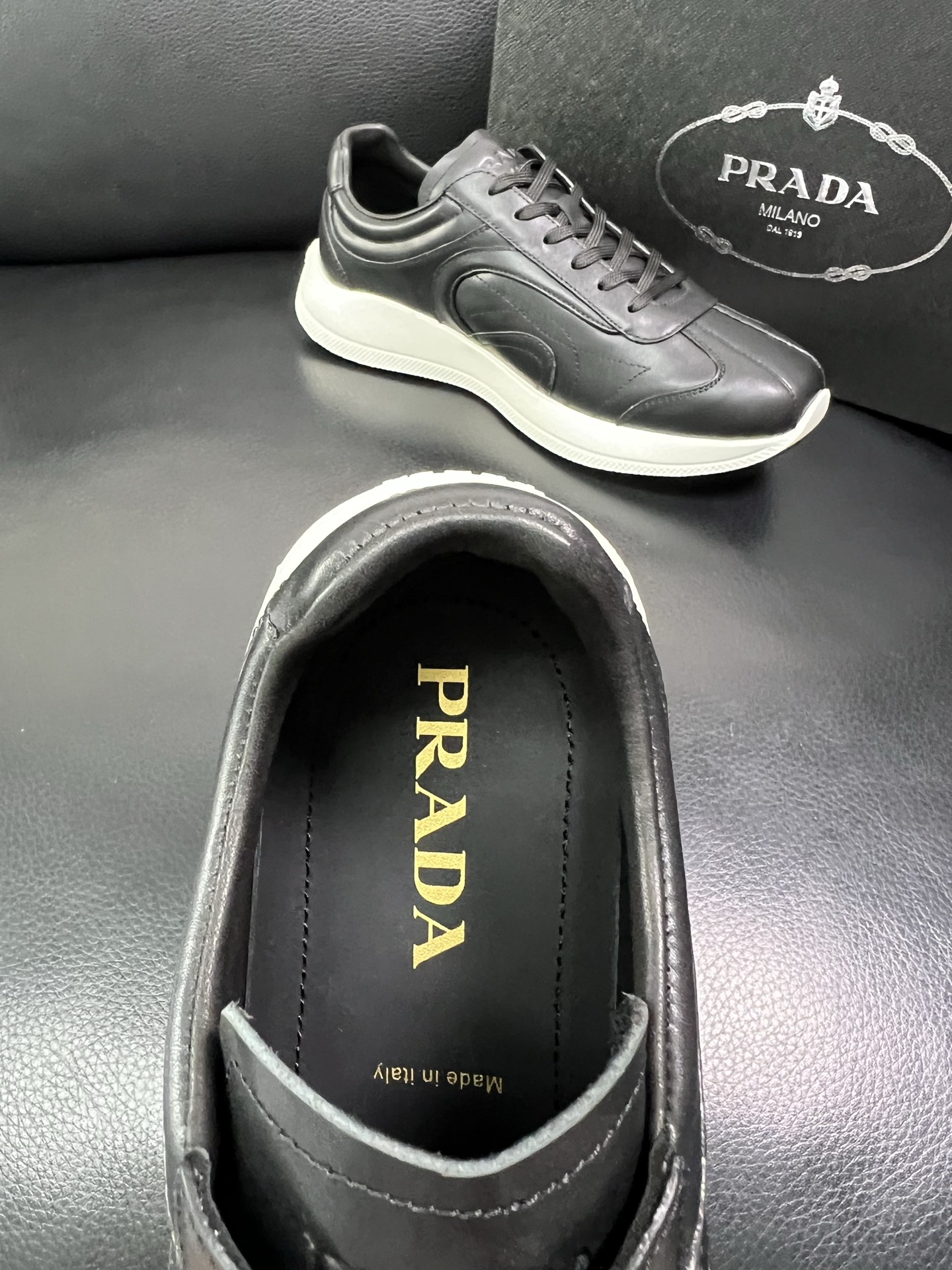 Prada 顶级工艺品，普拉达 专柜同步，原厂配置意大利进口牛皮面料，进口牛皮内里垫，透气舒适，鞋底：原