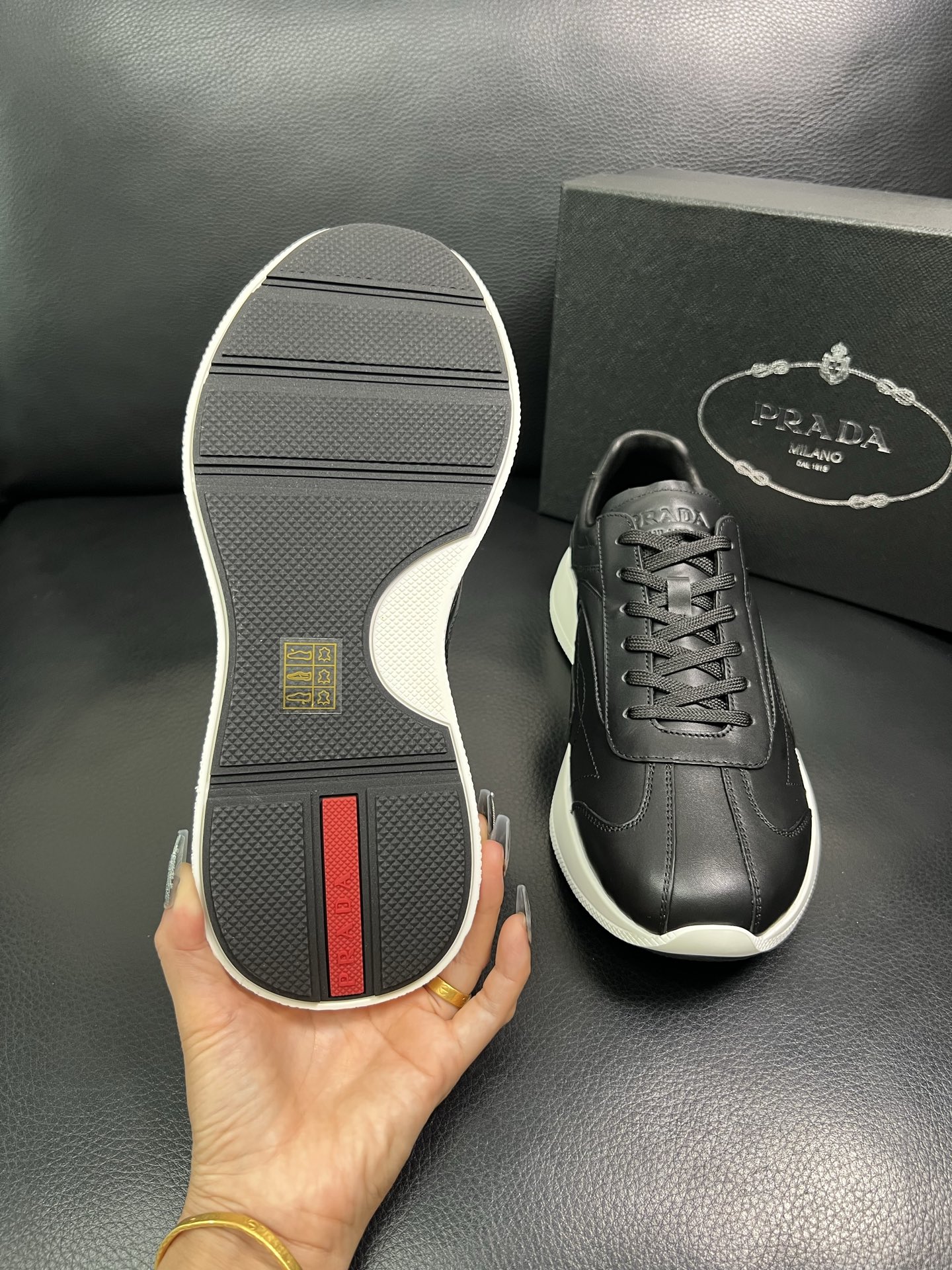 Prada 顶级工艺品，普拉达 专柜同步，原厂配置意大利进口牛皮面料，进口牛皮内里垫，透气舒适，鞋底：原