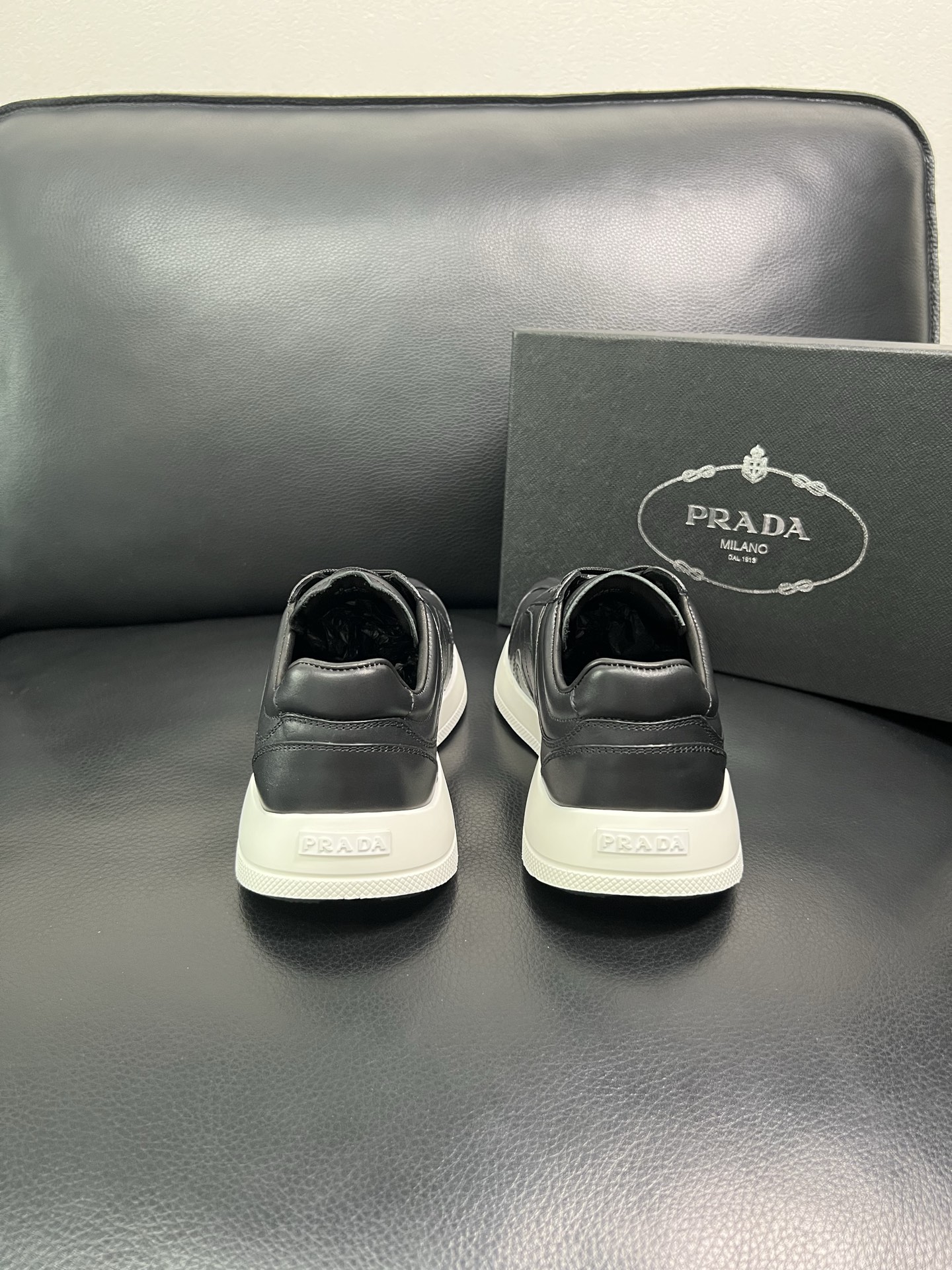 Prada 顶级工艺品，普拉达 专柜同步，原厂配置意大利进口牛皮面料，进口牛皮内里垫，透气舒适，鞋底：原