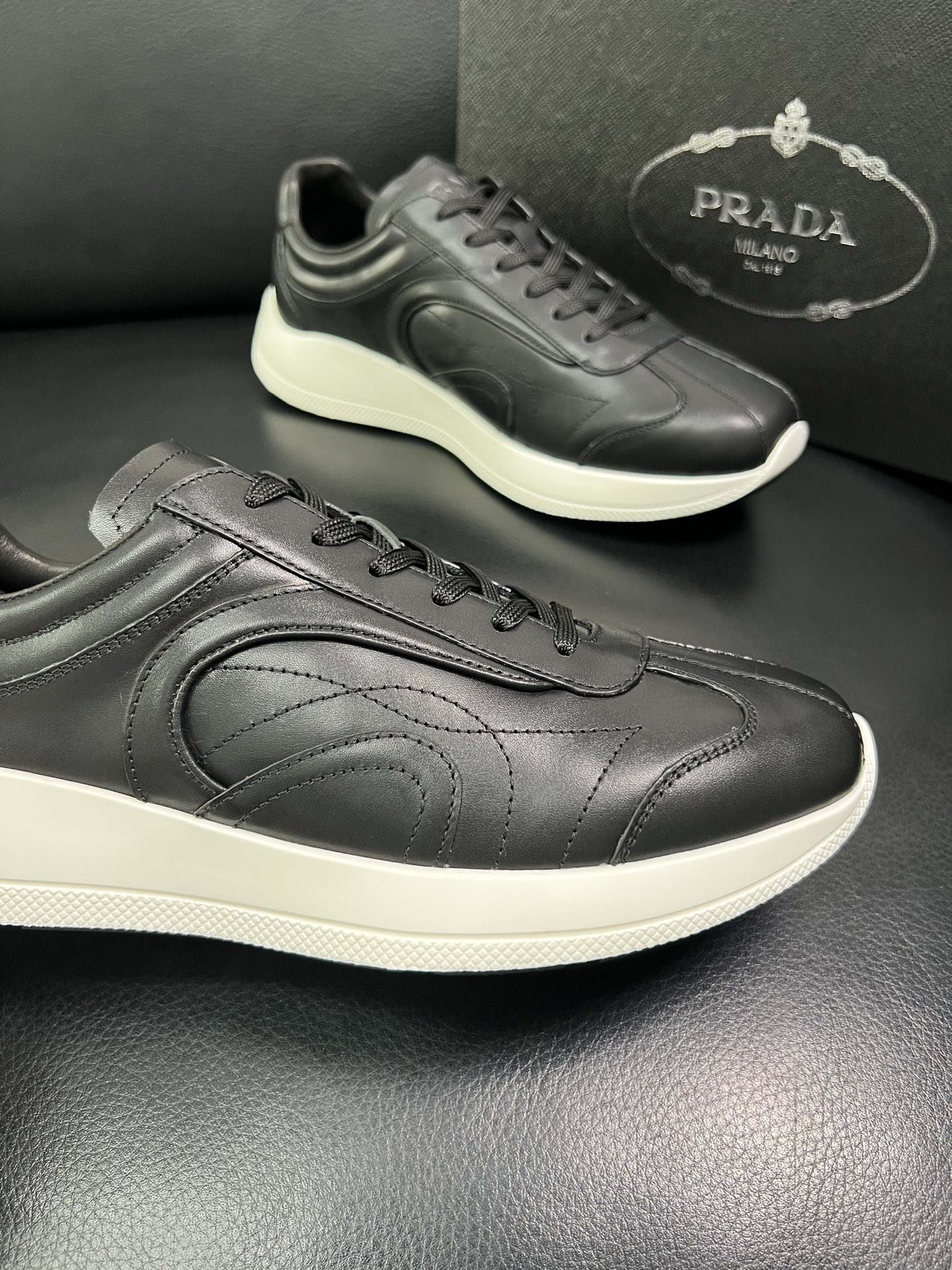 Prada 顶级工艺品，普拉达 专柜同步，原厂配置意大利进口牛皮面料，进口牛皮内里垫，透气舒适，鞋底：原