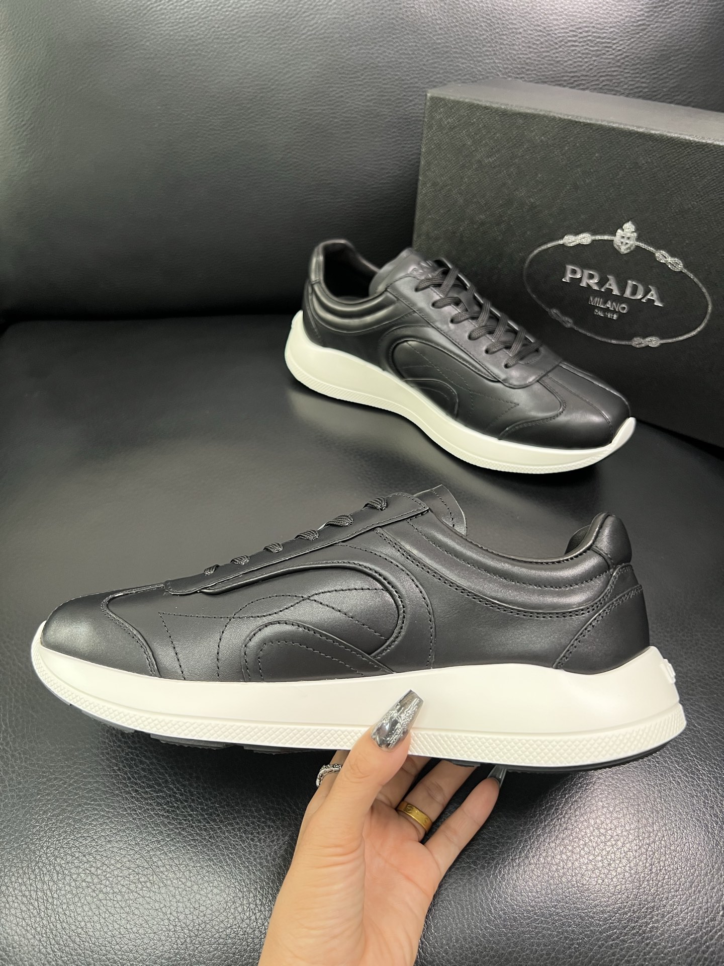 Prada 顶级工艺品，普拉达 专柜同步，原厂配置意大利进口牛皮面料，进口牛皮内里垫，透气舒适，鞋底：原