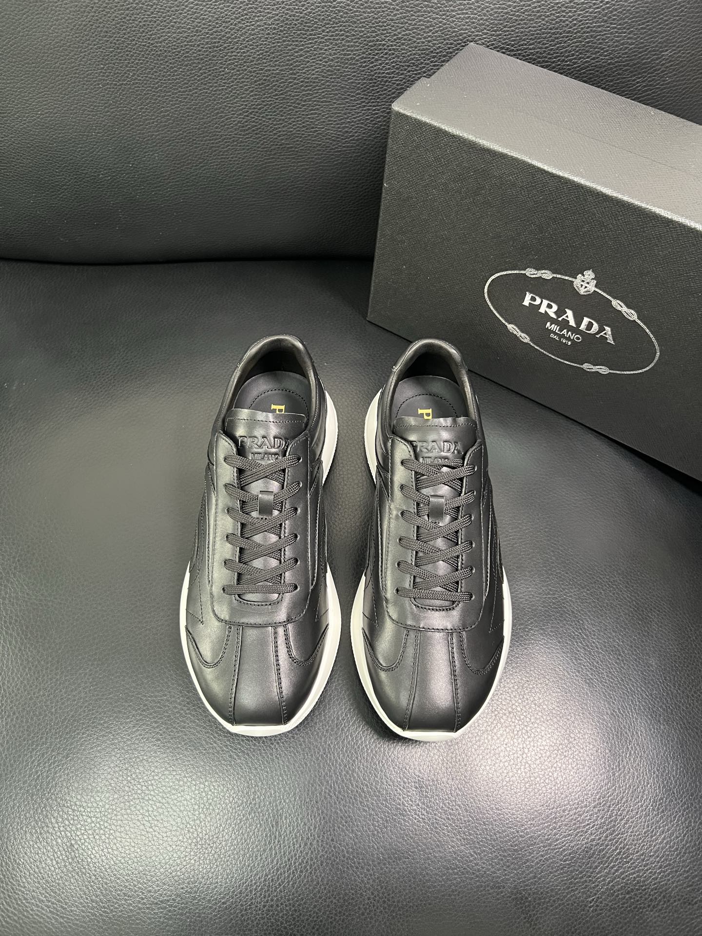 Prada 顶级工艺品，普拉达 专柜同步，原厂配置意大利进口牛皮面料，进口牛皮内里垫，透气舒适，鞋底：原