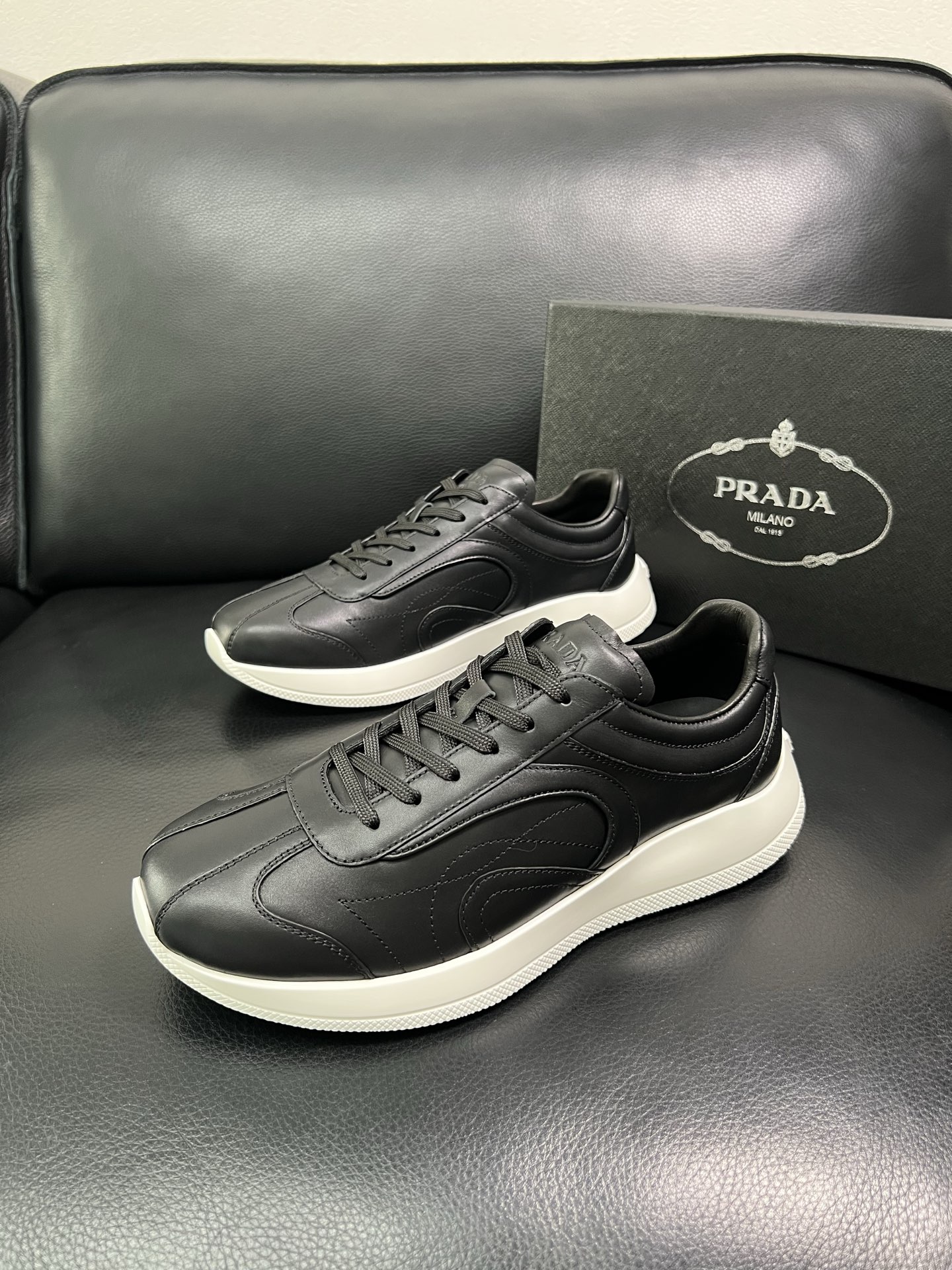 Prada 顶级工艺品，普拉达 专柜同步，原厂配置意大利进口牛皮面料，进口牛皮内里垫，透气舒适，鞋底：原