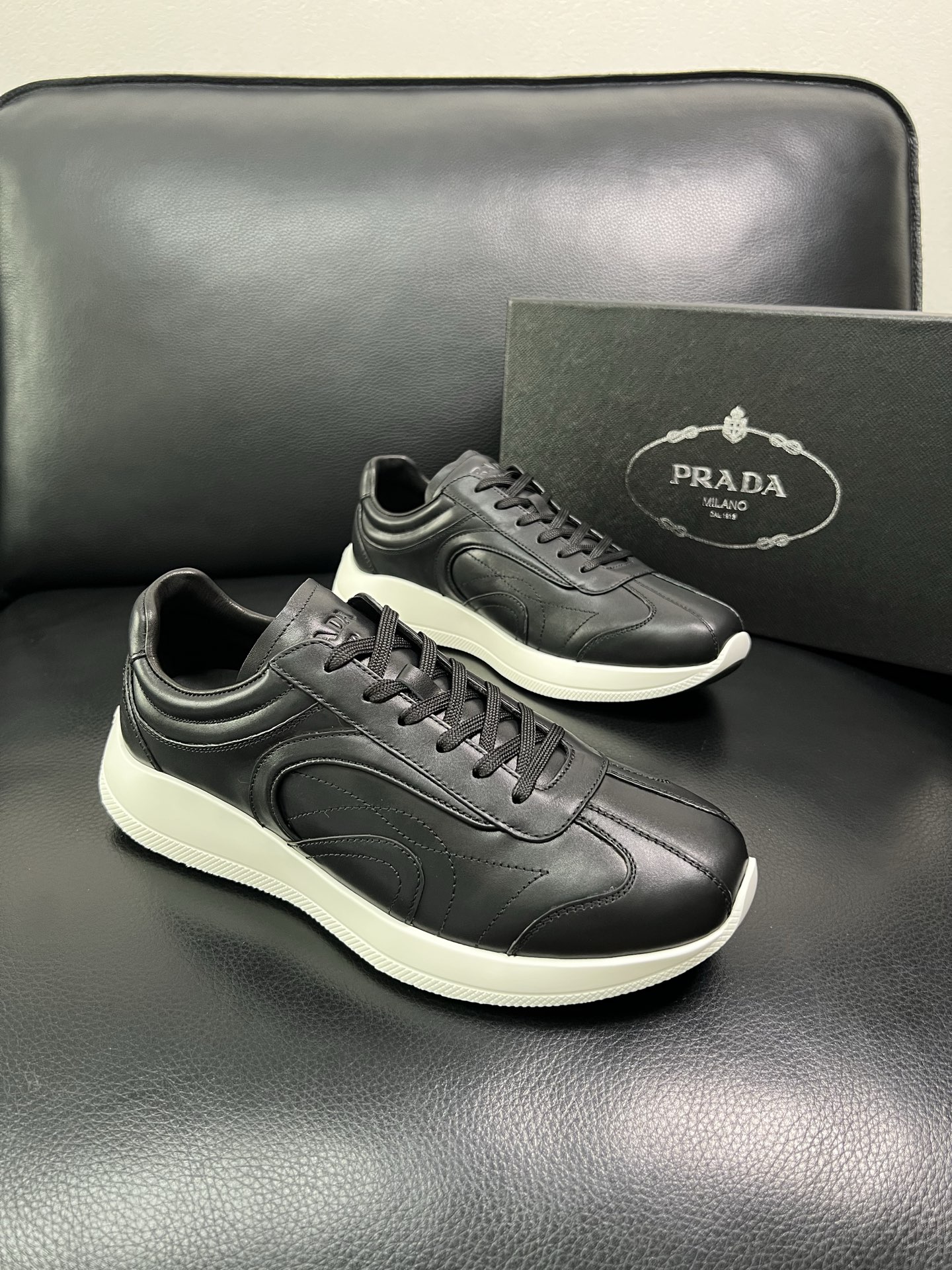 Prada 顶级工艺品，普拉达 专柜同步，原厂配置意大利进口牛皮面料，进口牛皮内里垫，透气舒适，鞋底：原