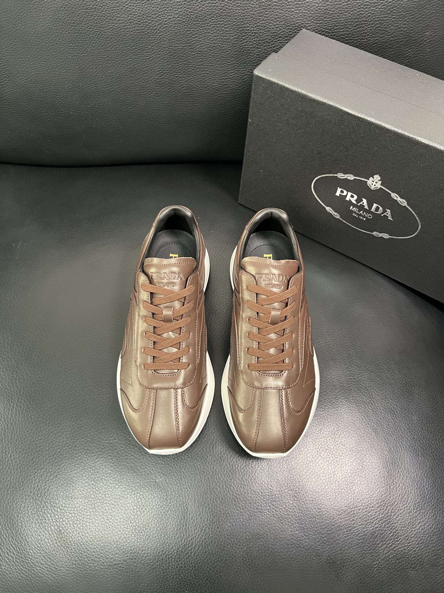 Prada 顶级工艺品，普拉达 专柜同步，原厂配置意大利进口牛皮面料，进口牛皮内里垫，透气舒适，鞋底：原