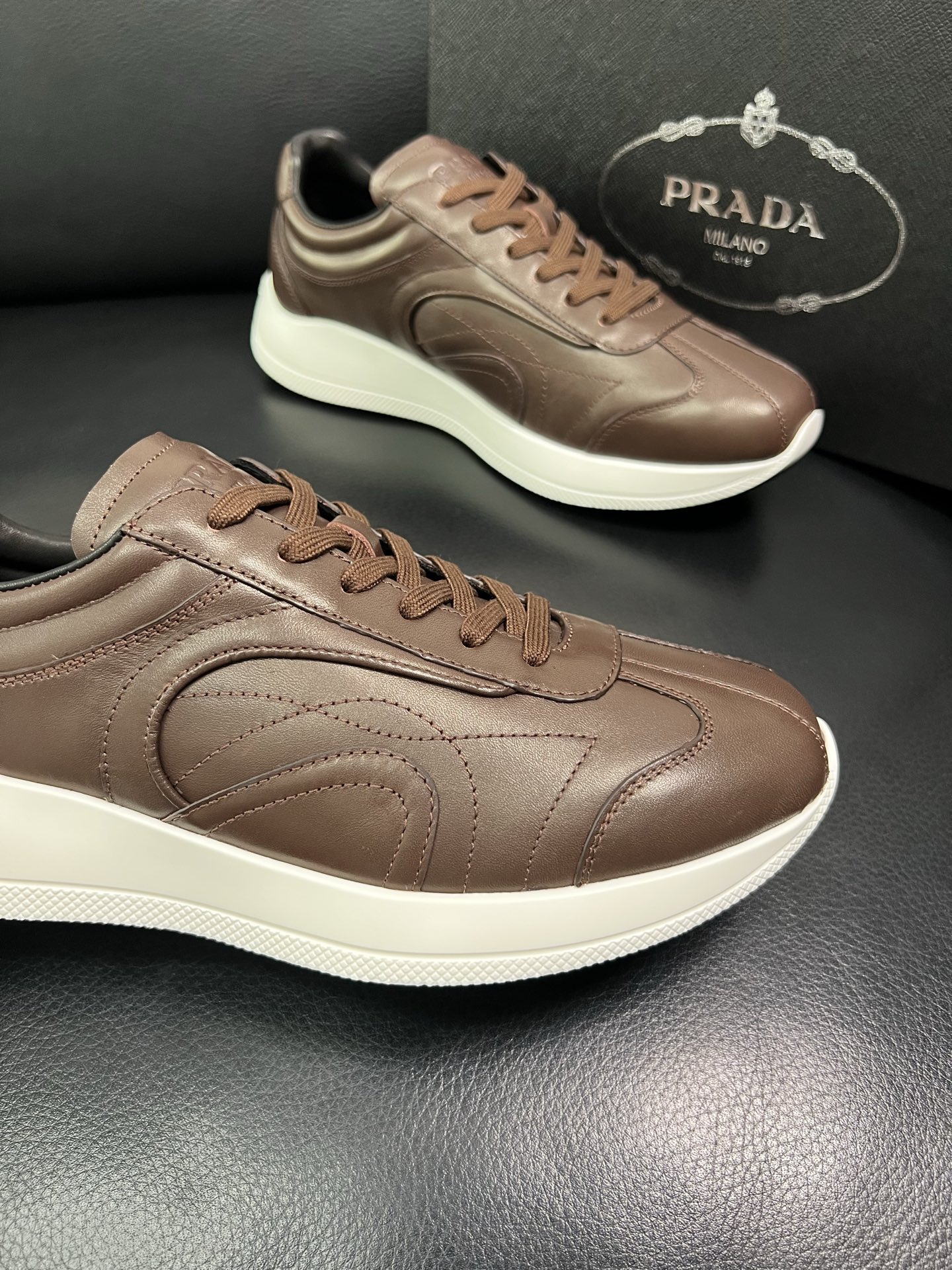 Prada 顶级工艺品，普拉达 专柜同步，原厂配置意大利进口牛皮面料，进口牛皮内里垫，透气舒适，鞋底：原