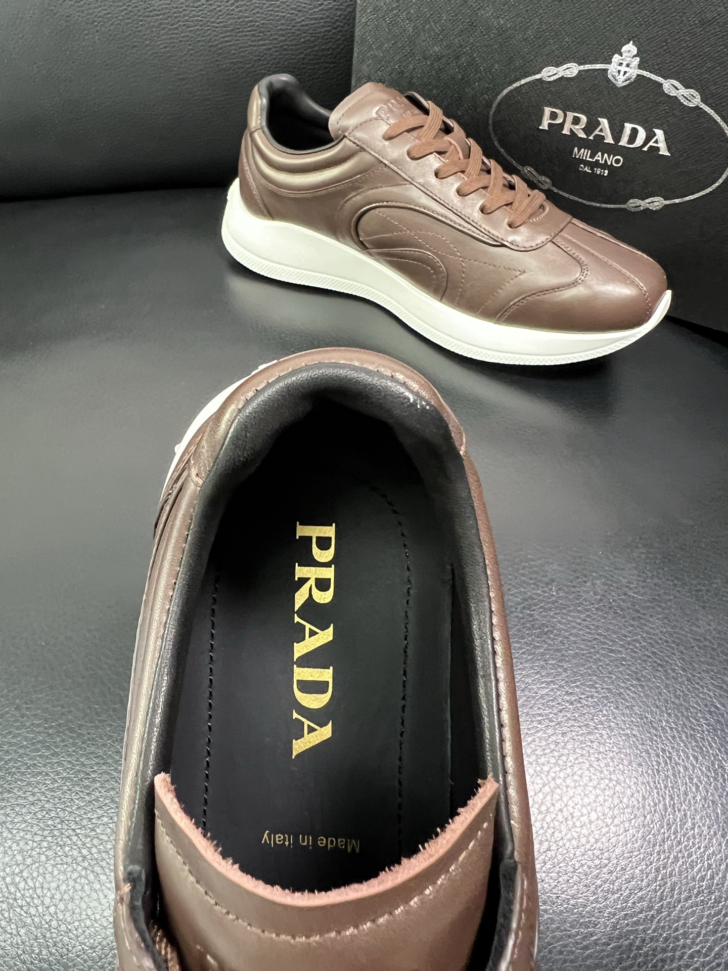 Prada 顶级工艺品，普拉达 专柜同步，原厂配置意大利进口牛皮面料，进口牛皮内里垫，透气舒适，鞋底：原