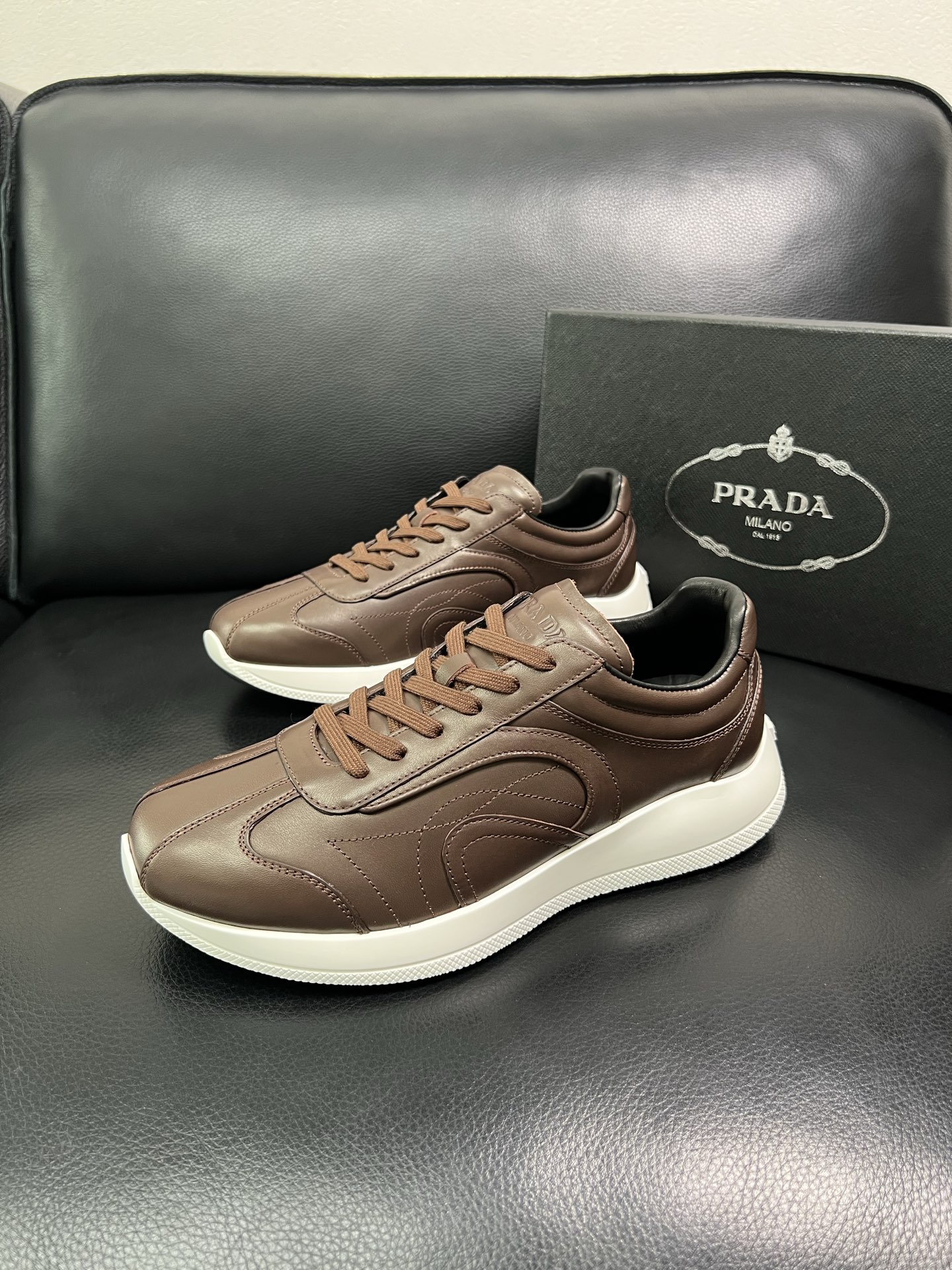 Prada 顶级工艺品，普拉达 专柜同步，原厂配置意大利进口牛皮面料，进口牛皮内里垫，透气舒适，鞋底：原