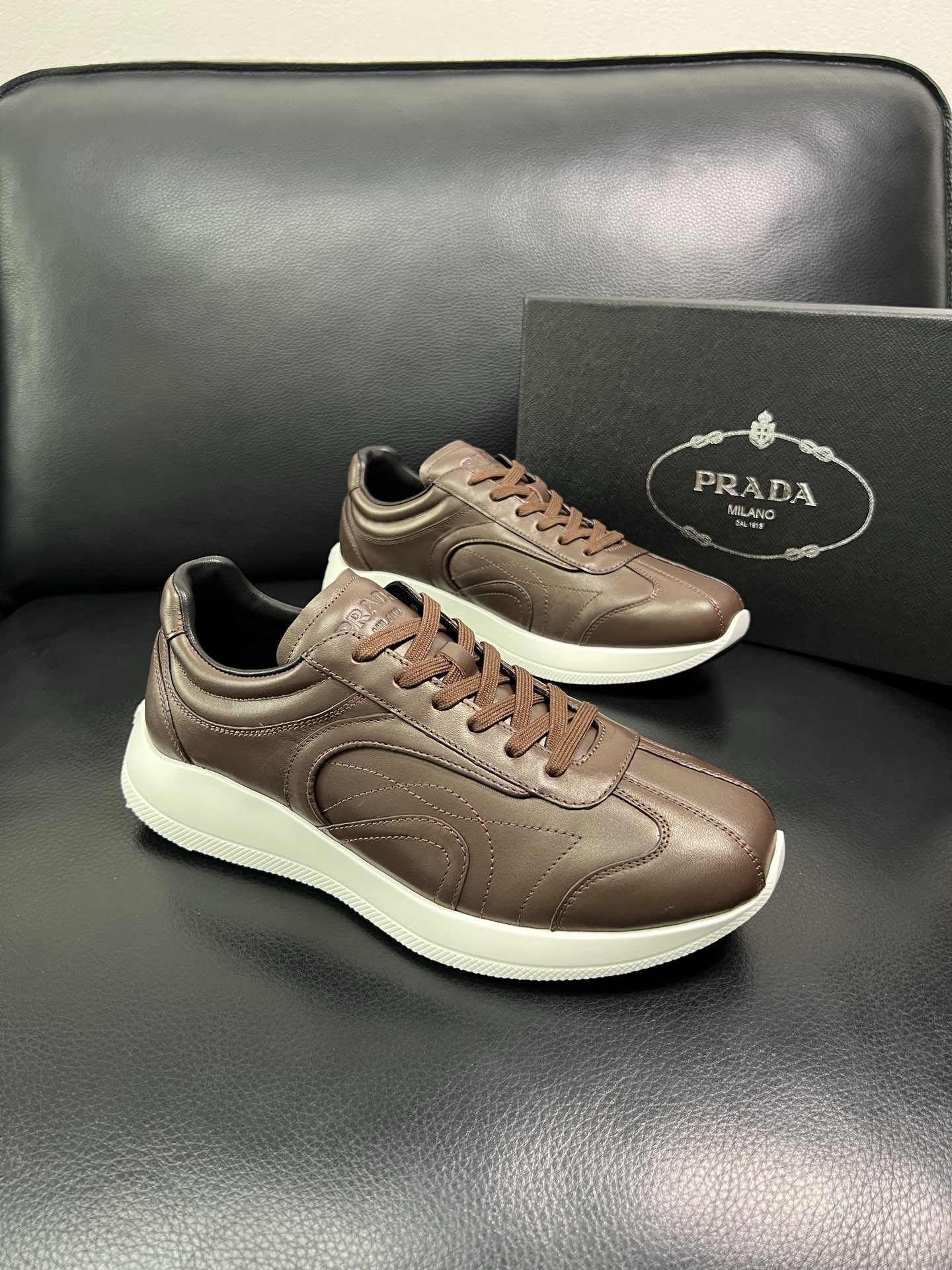 Prada 顶级工艺品，普拉达 专柜同步，原厂配置意大利进口牛皮面料，进口牛皮内里垫，透气舒适，鞋底：原