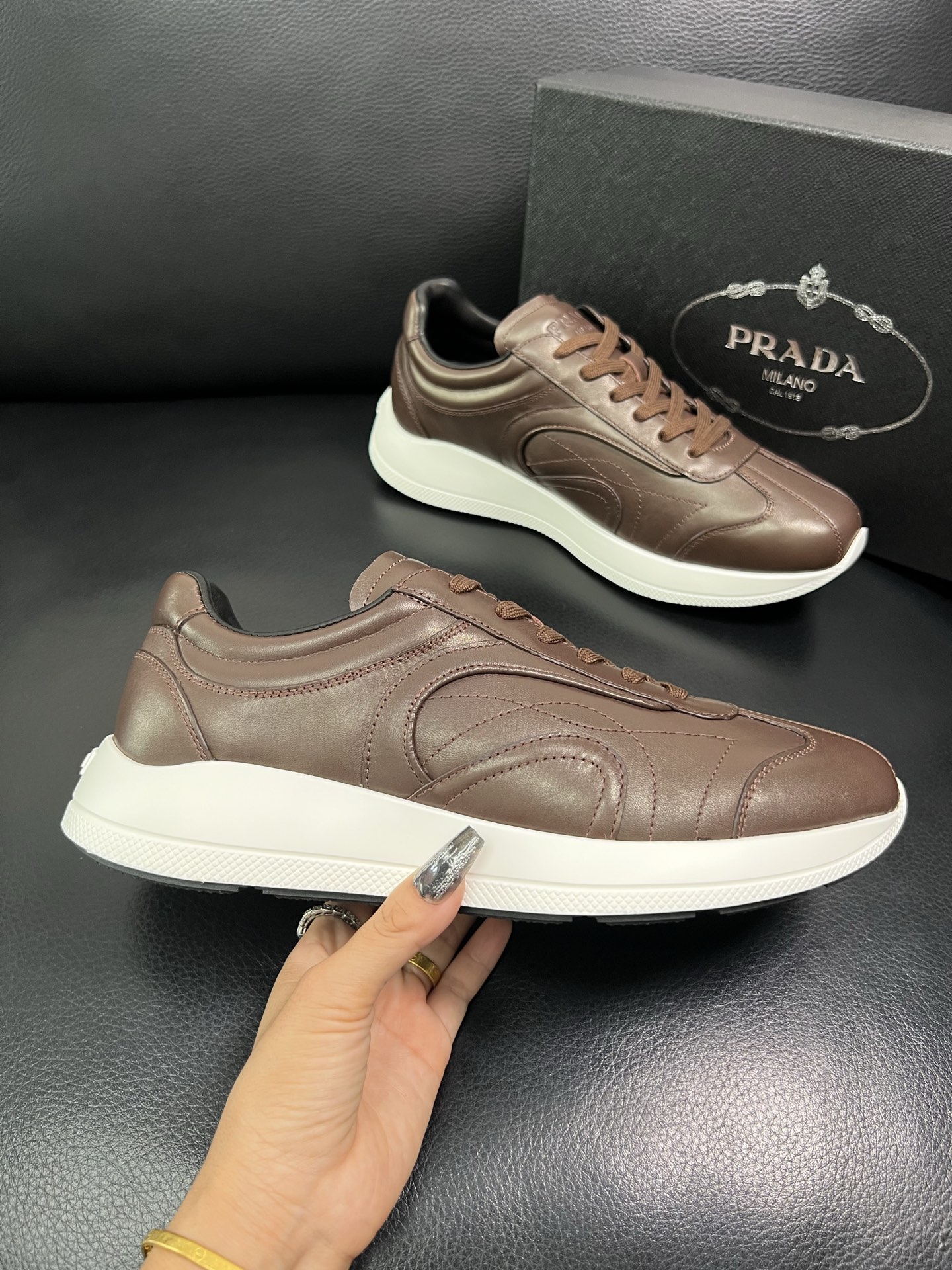 Prada 顶级工艺品，普拉达 专柜同步，原厂配置意大利进口牛皮面料，进口牛皮内里垫，透气舒适，鞋底：原
