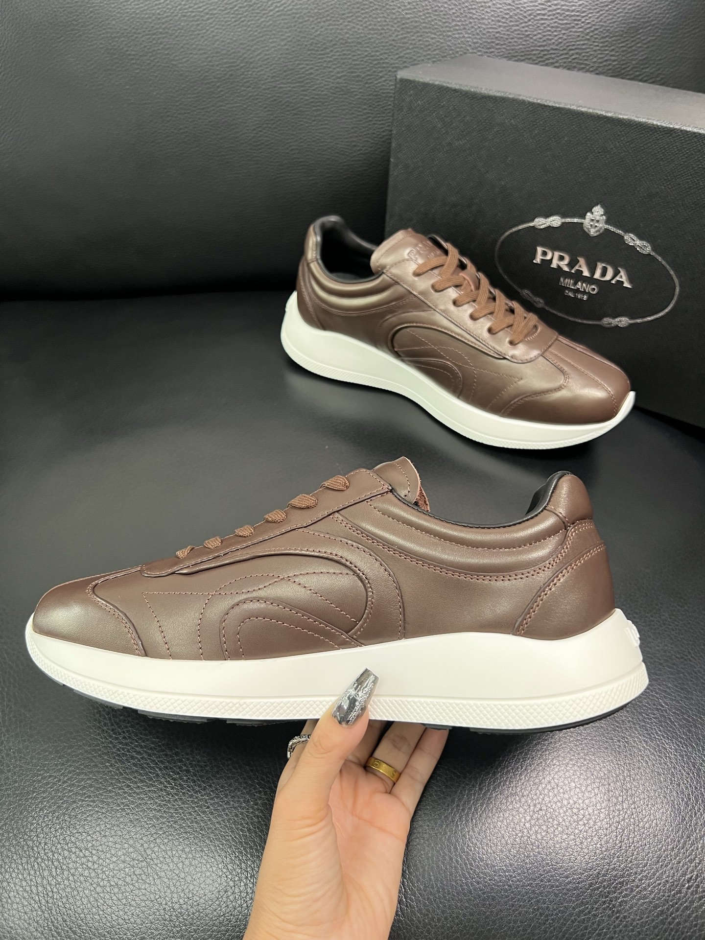 Prada 顶级工艺品，普拉达 专柜同步，原厂配置意大利进口牛皮面料，进口牛皮内里垫，透气舒适，鞋底：原