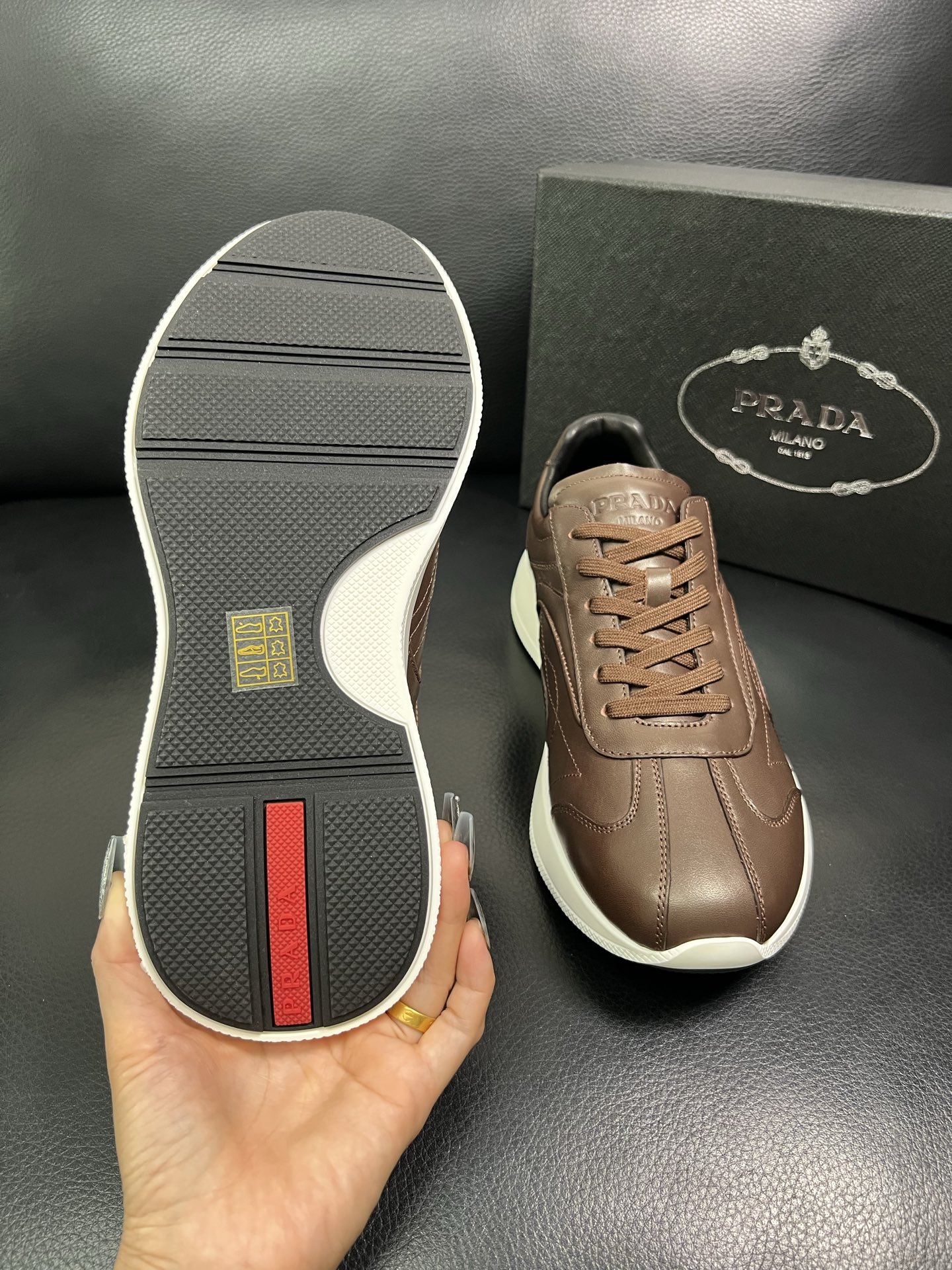 Prada 顶级工艺品，普拉达 专柜同步，原厂配置意大利进口牛皮面料，进口牛皮内里垫，透气舒适，鞋底：原