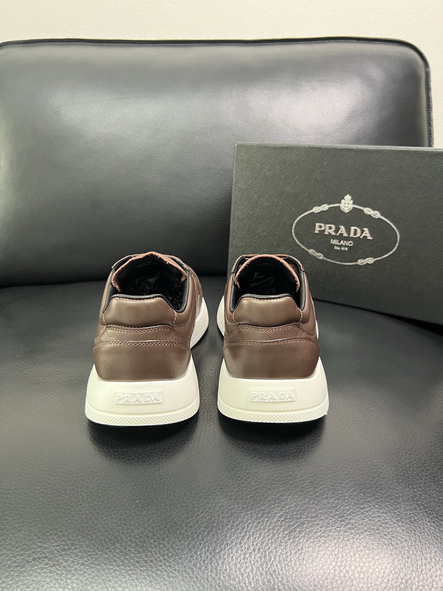 Prada 顶级工艺品，普拉达 专柜同步，原厂配置意大利进口牛皮面料，进口牛皮内里垫，透气舒适，鞋底：原