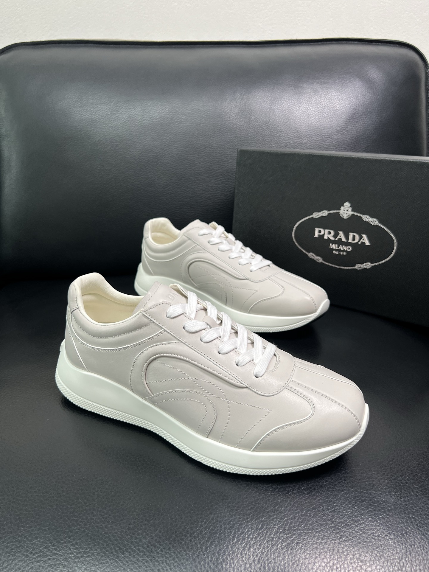 Prada 顶级工艺品，普拉达 专柜同步，原厂配置意大利进口牛皮面料，进口牛皮内里垫，透气舒适，鞋底：原