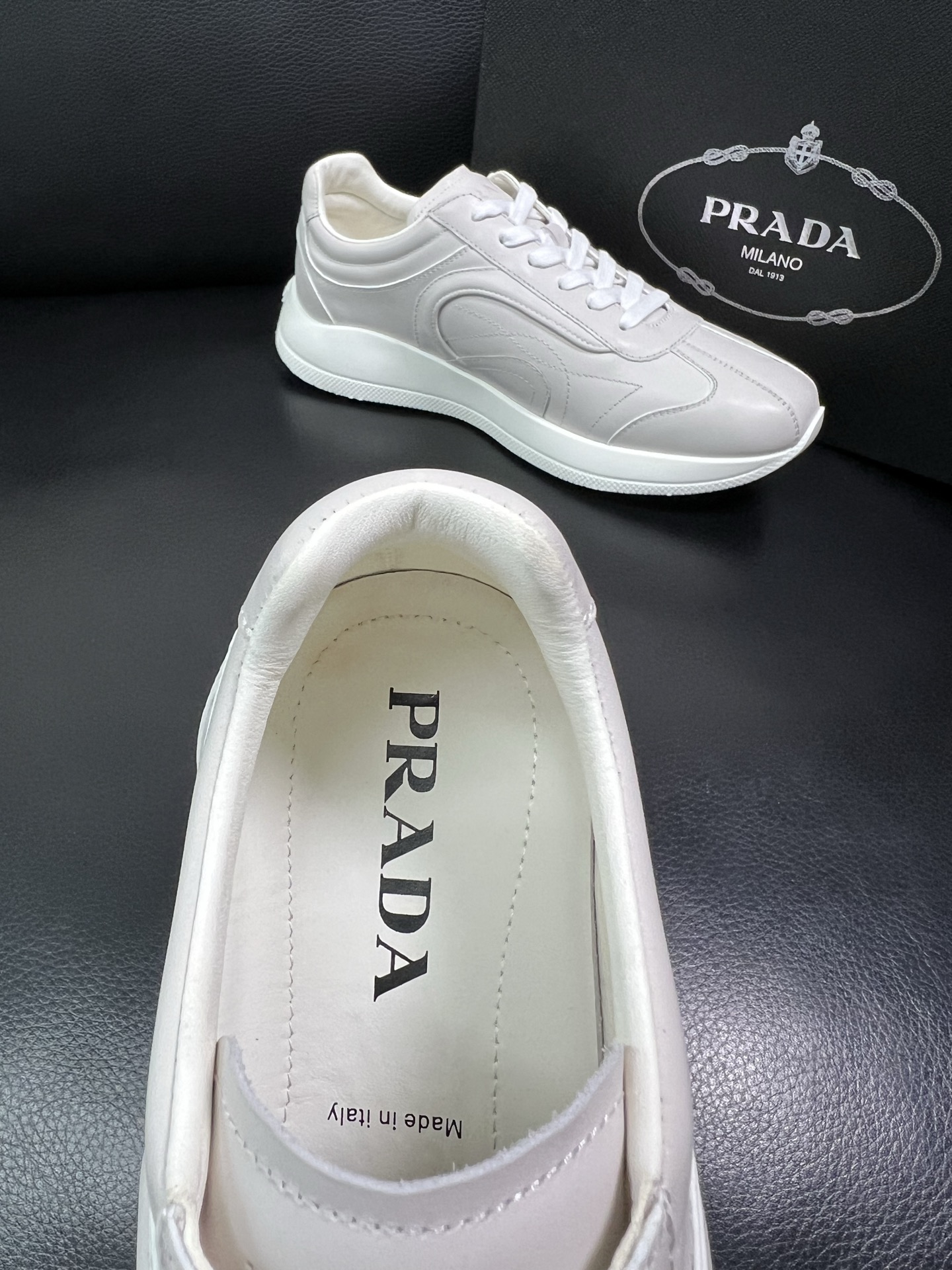 Prada 顶级工艺品，普拉达 专柜同步，原厂配置意大利进口牛皮面料，进口牛皮内里垫，透气舒适，鞋底：原