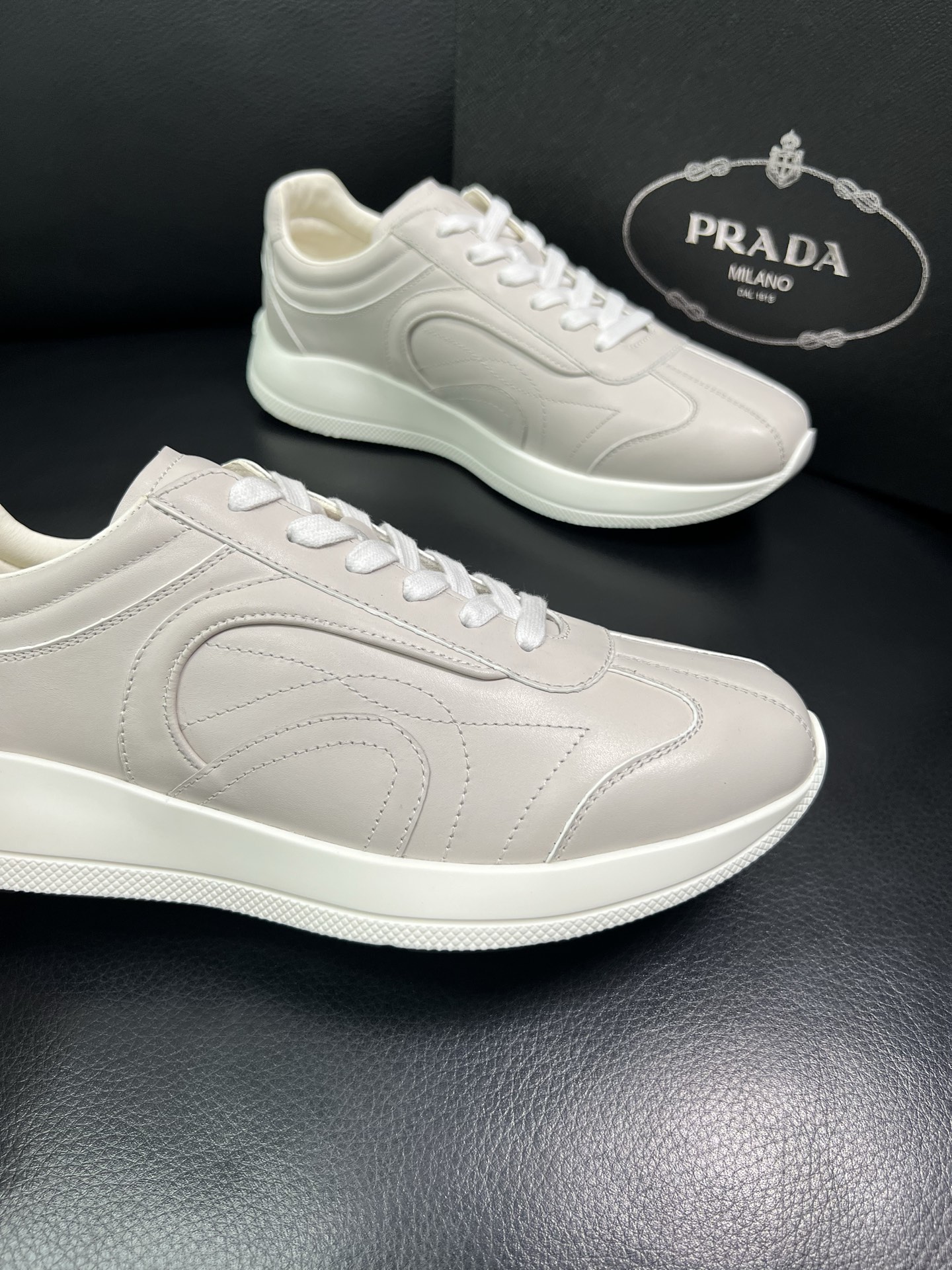 Prada 顶级工艺品，普拉达 专柜同步，原厂配置意大利进口牛皮面料，进口牛皮内里垫，透气舒适，鞋底：原