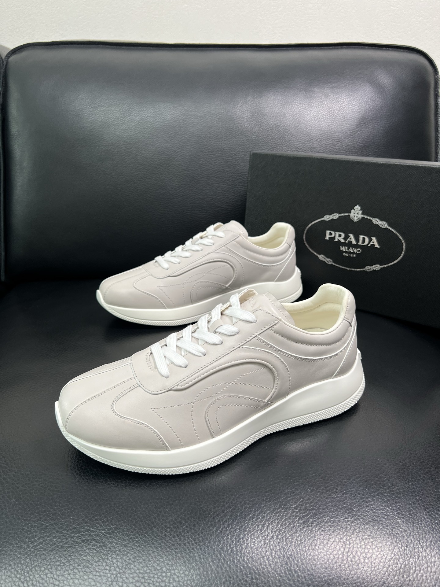 Prada 顶级工艺品，普拉达 专柜同步，原厂配置意大利进口牛皮面料，进口牛皮内里垫，透气舒适，鞋底：原