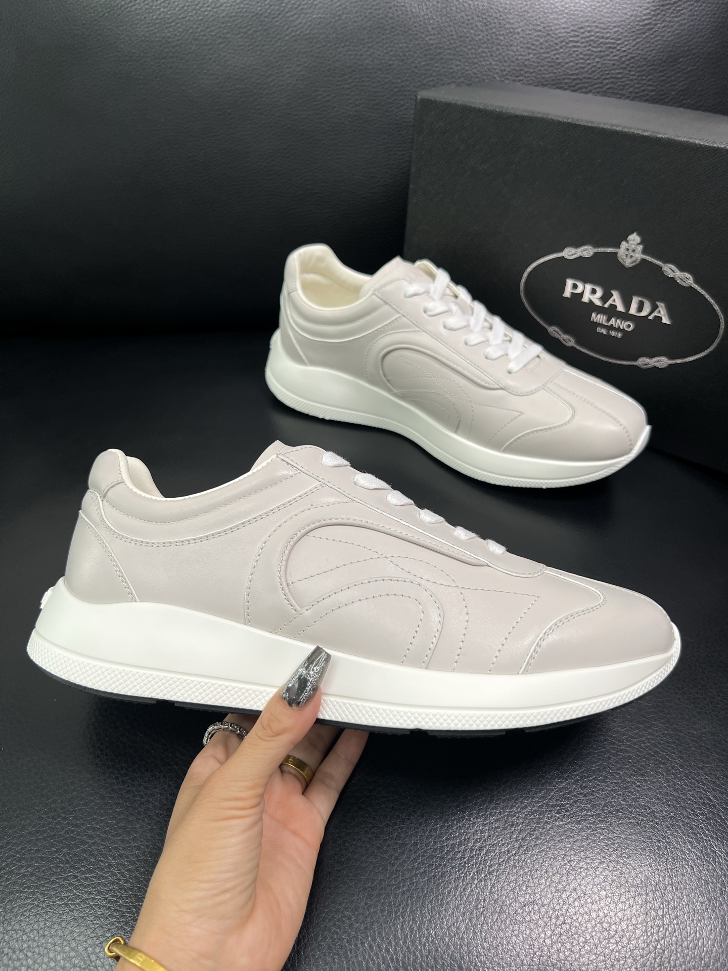 Prada 顶级工艺品，普拉达 专柜同步，原厂配置意大利进口牛皮面料，进口牛皮内里垫，透气舒适，鞋底：原