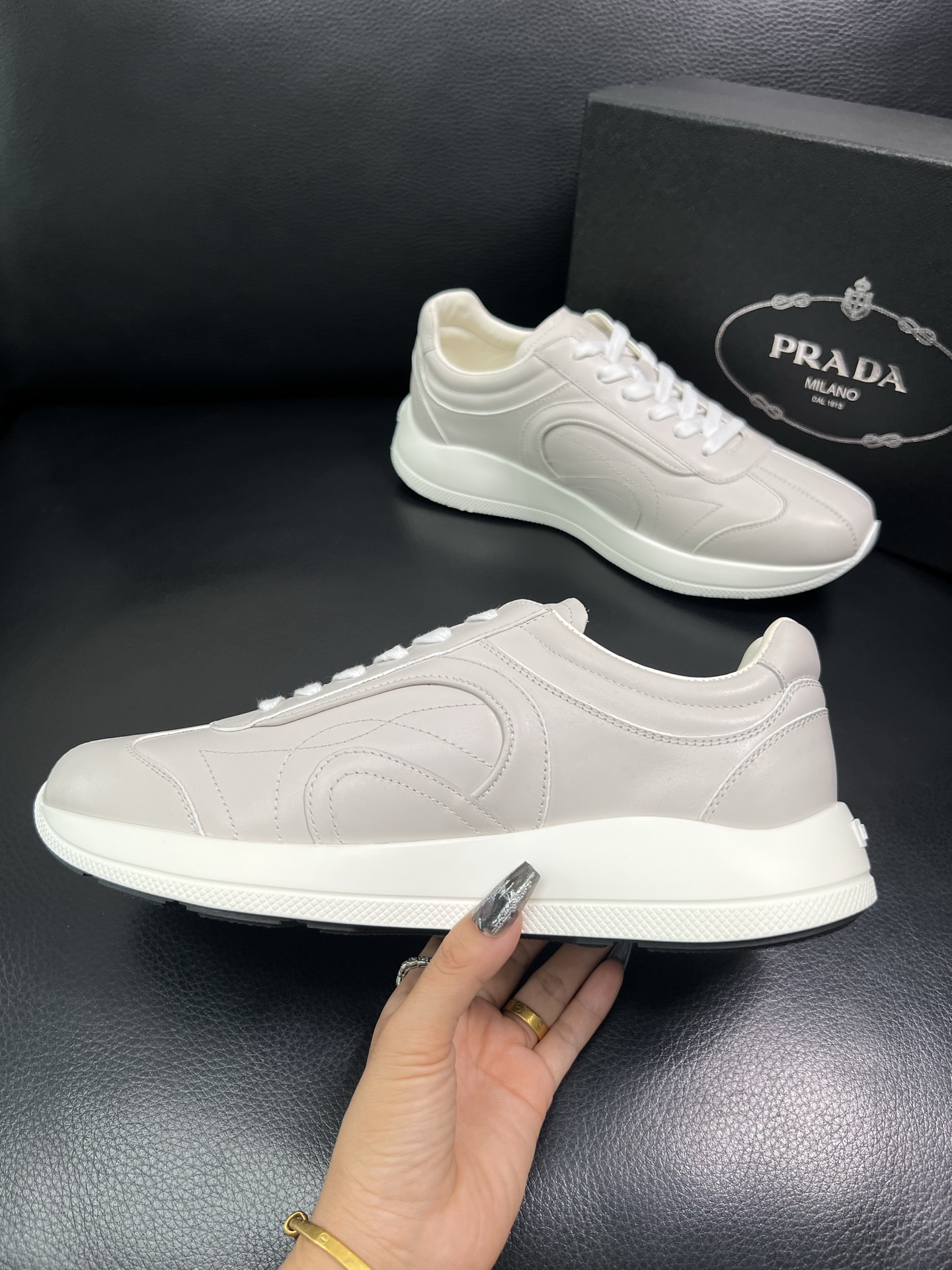Prada 顶级工艺品，普拉达 专柜同步，原厂配置意大利进口牛皮面料，进口牛皮内里垫，透气舒适，鞋底：原