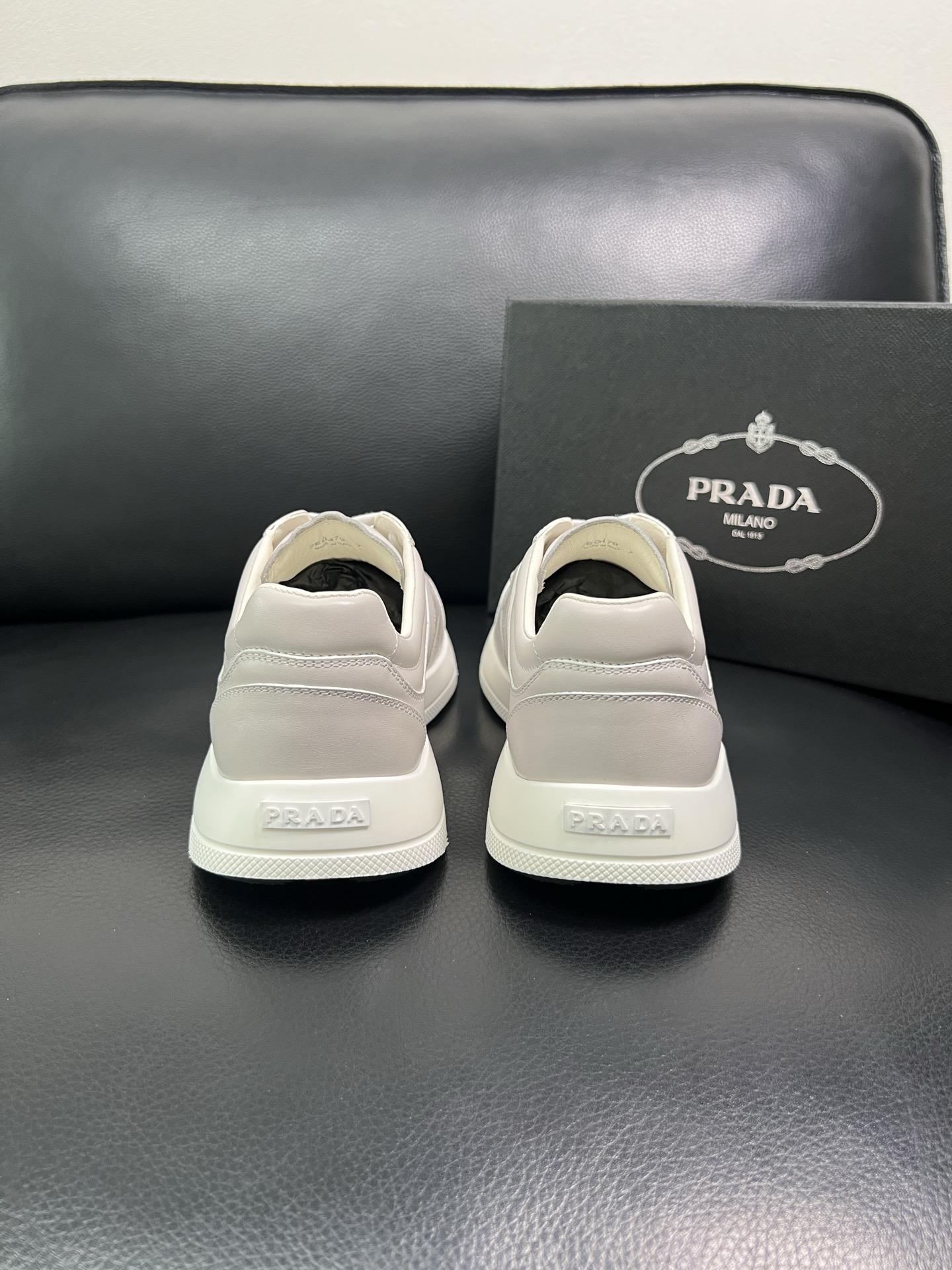 Prada 顶级工艺品，普拉达 专柜同步，原厂配置意大利进口牛皮面料，进口牛皮内里垫，透气舒适，鞋底：原