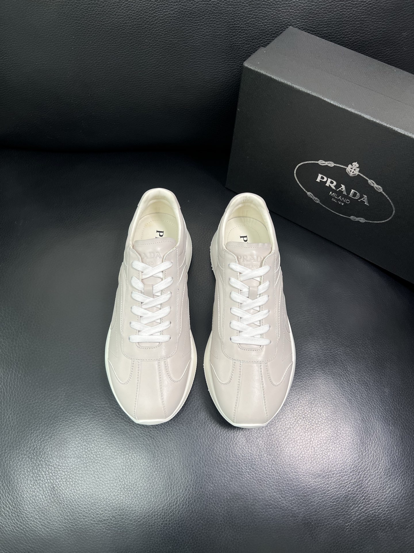Prada 顶级工艺品，普拉达 专柜同步，原厂配置意大利进口牛皮面料，进口牛皮内里垫，透气舒适，鞋底：原