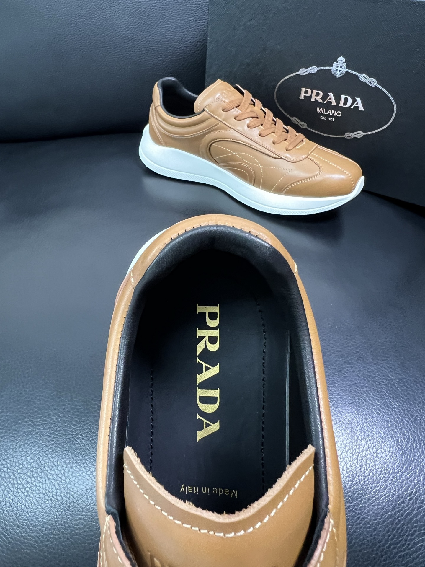 Prada 顶级工艺品，普拉达 专柜同步，原厂配置意大利进口牛皮面料，进口牛皮内里垫，透气舒适，鞋底：原