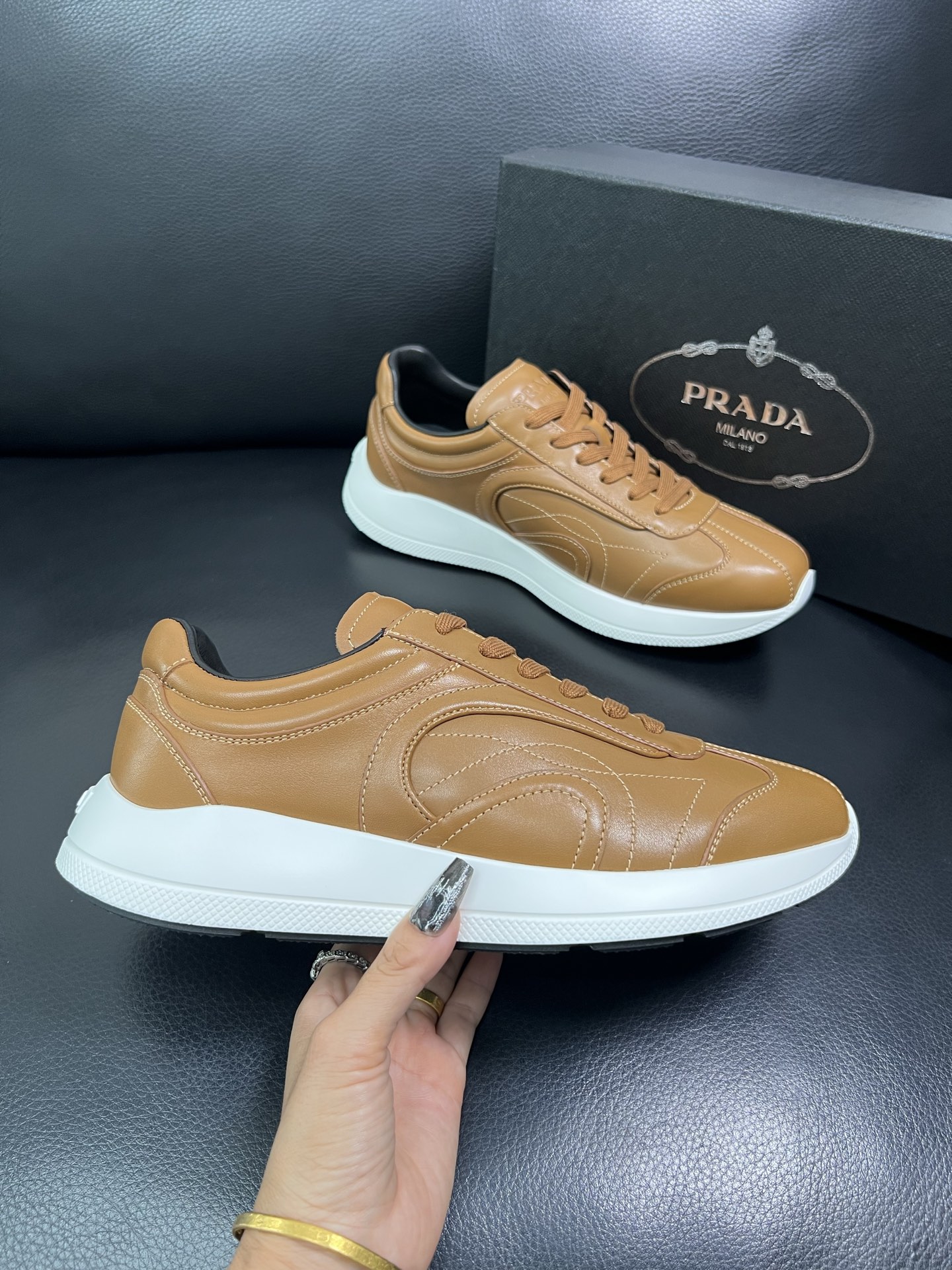 Prada 顶级工艺品，普拉达 专柜同步，原厂配置意大利进口牛皮面料，进口牛皮内里垫，透气舒适，鞋底：原