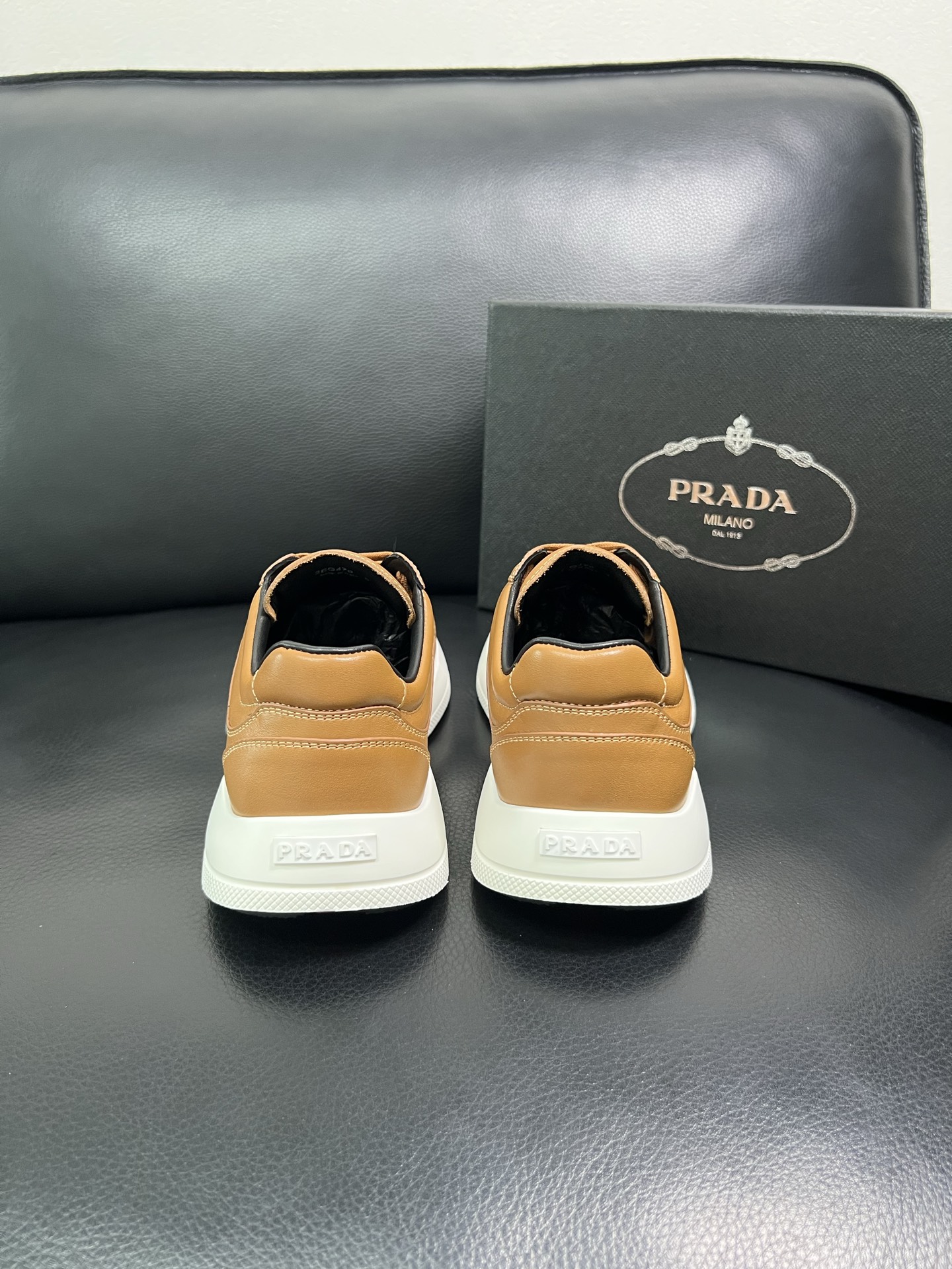 Prada 顶级工艺品，普拉达 专柜同步，原厂配置意大利进口牛皮面料，进口牛皮内里垫，透气舒适，鞋底：原