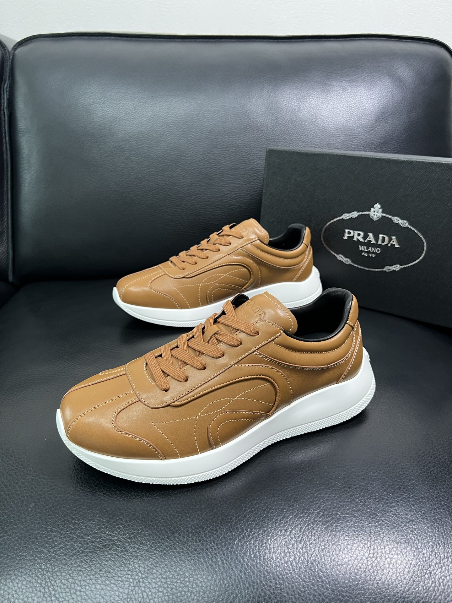 Prada 顶级工艺品，普拉达 专柜同步，原厂配置意大利进口牛皮面料，进口牛皮内里垫，透气舒适，鞋底：原