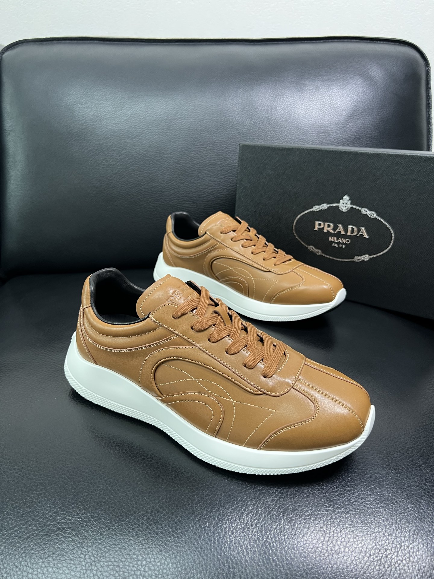 Prada 顶级工艺品，普拉达 专柜同步，原厂配置意大利进口牛皮面料，进口牛皮内里垫，透气舒适，鞋底：原
