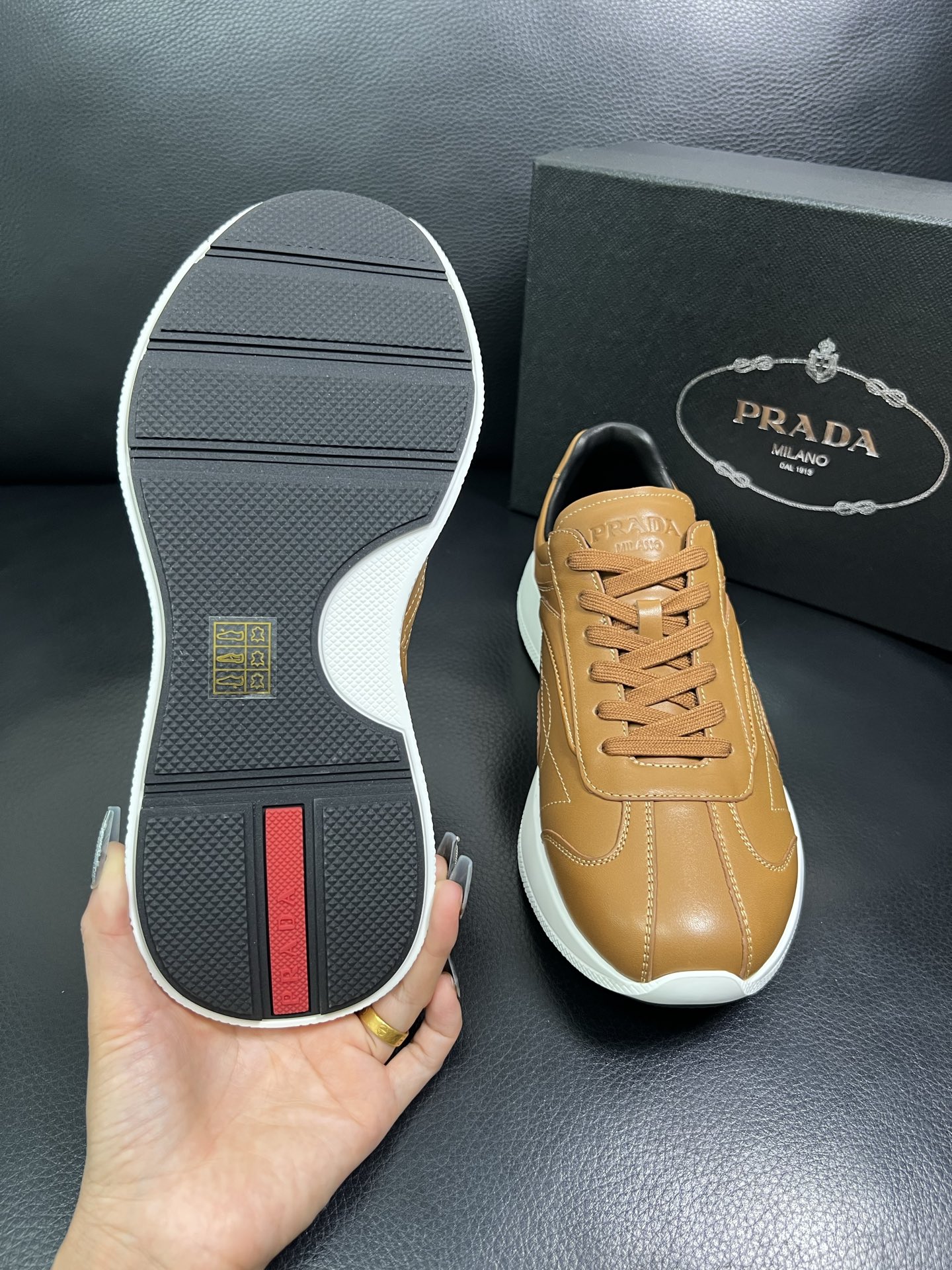 Prada 顶级工艺品，普拉达 专柜同步，原厂配置意大利进口牛皮面料，进口牛皮内里垫，透气舒适，鞋底：原
