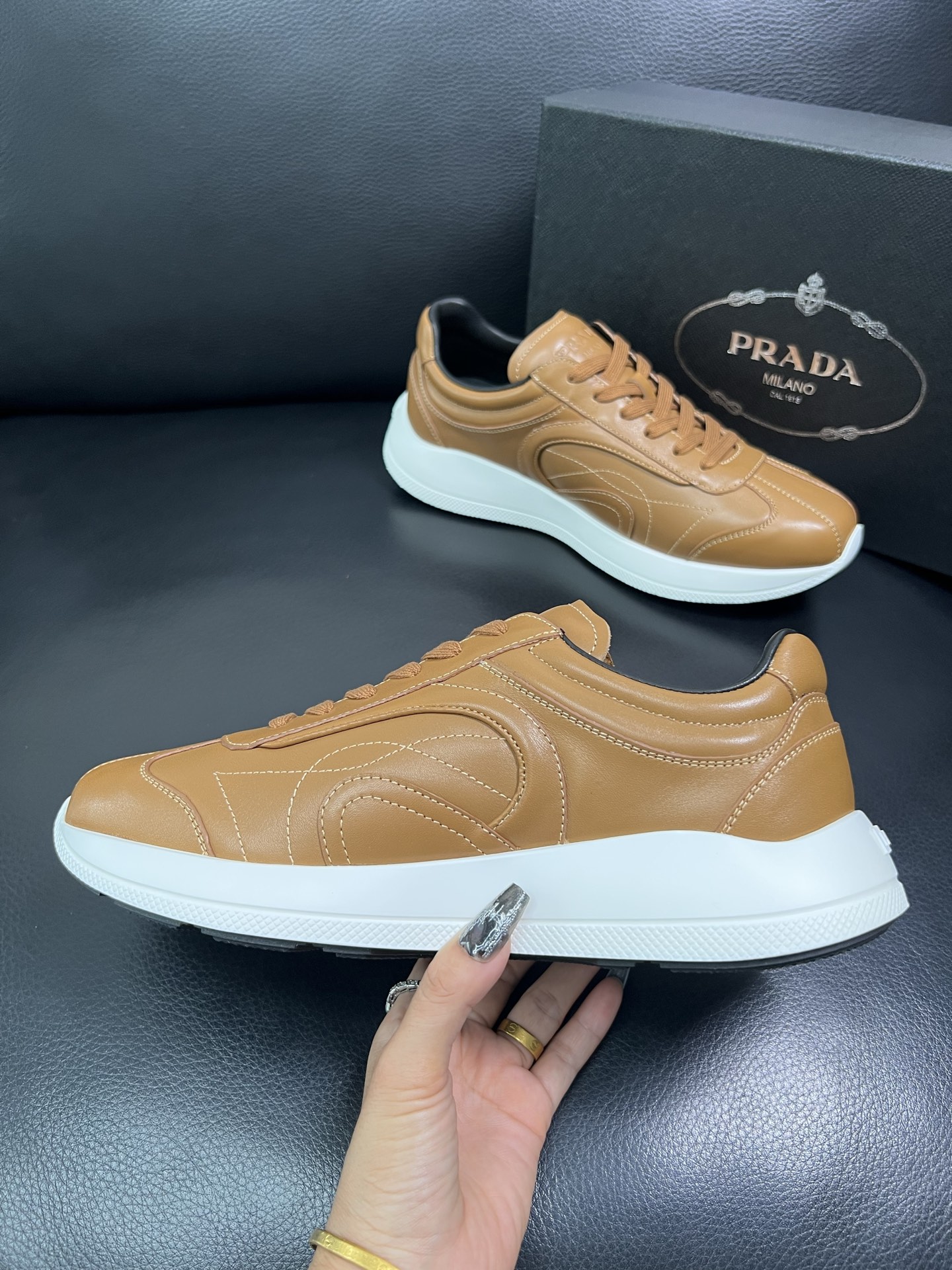 Prada 顶级工艺品，普拉达 专柜同步，原厂配置意大利进口牛皮面料，进口牛皮内里垫，透气舒适，鞋底：原
